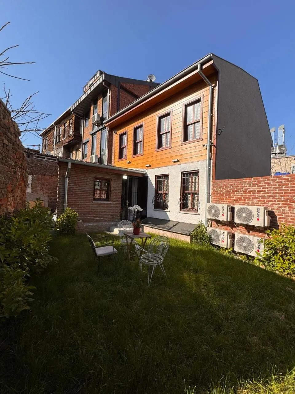 Property building in Gen Suites Cibali