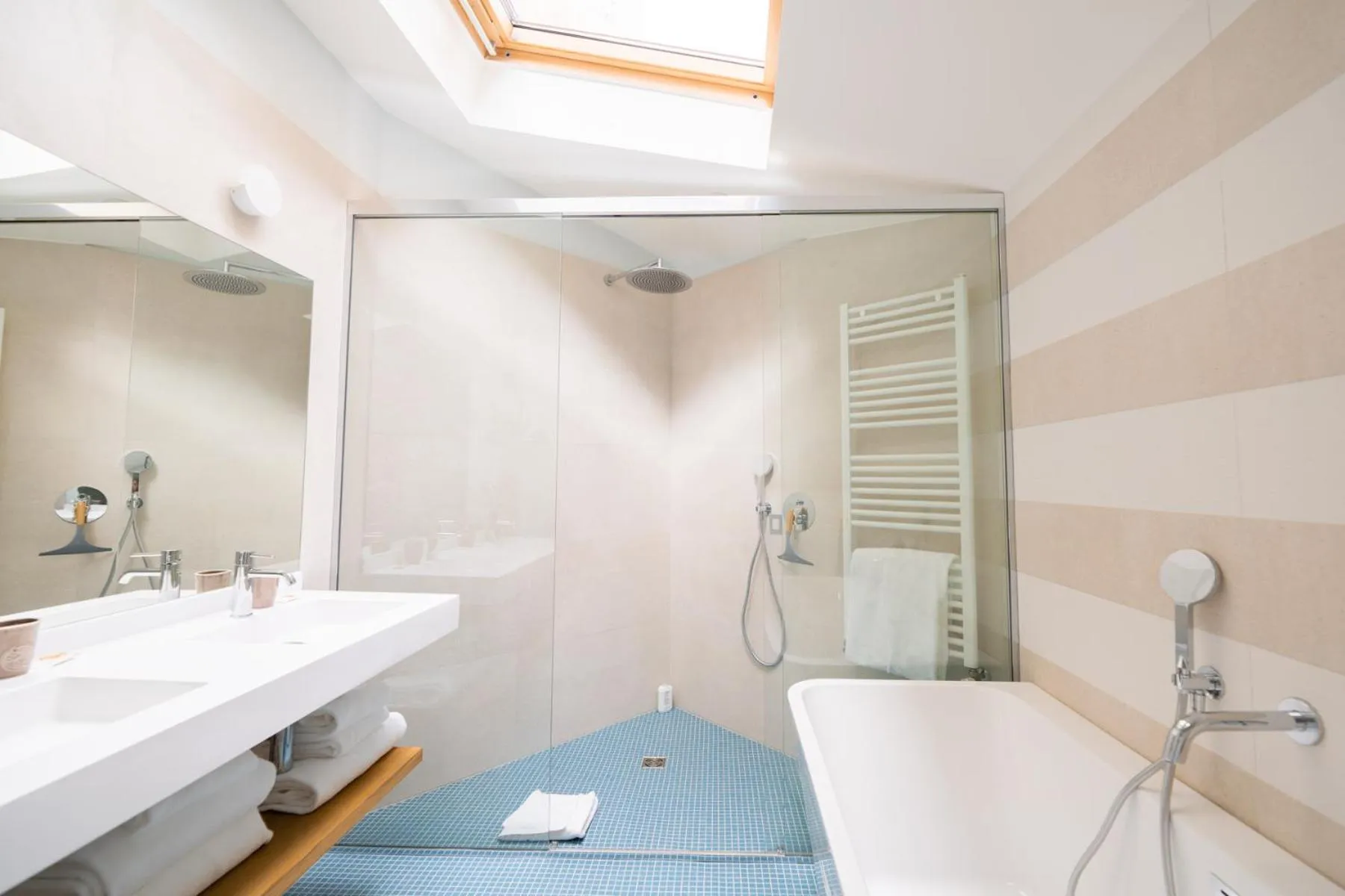 Shower in Maison Manège Bordeaux Centre