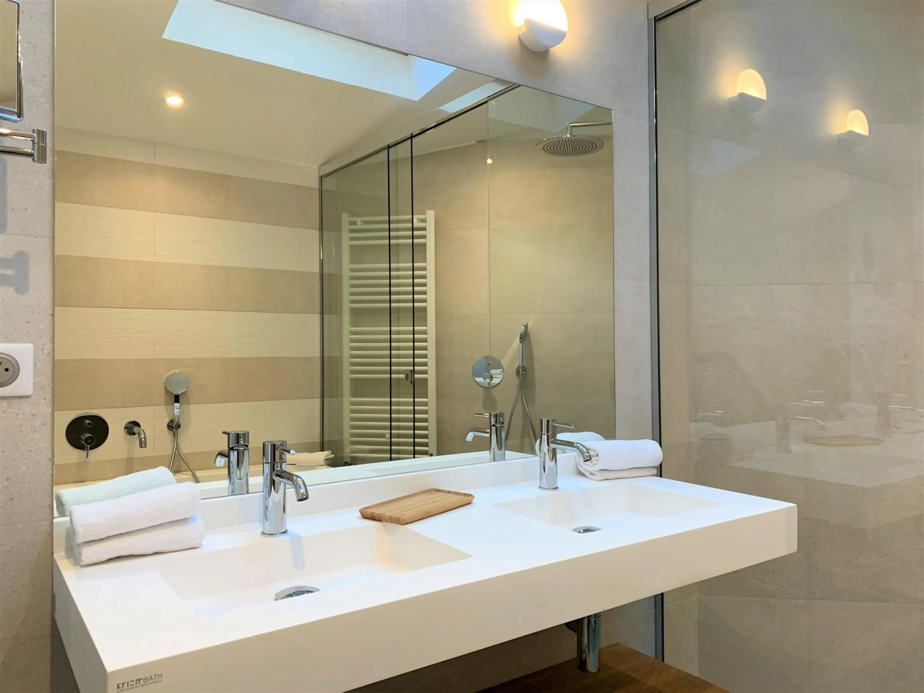 Shower in Maison Manège Bordeaux Centre