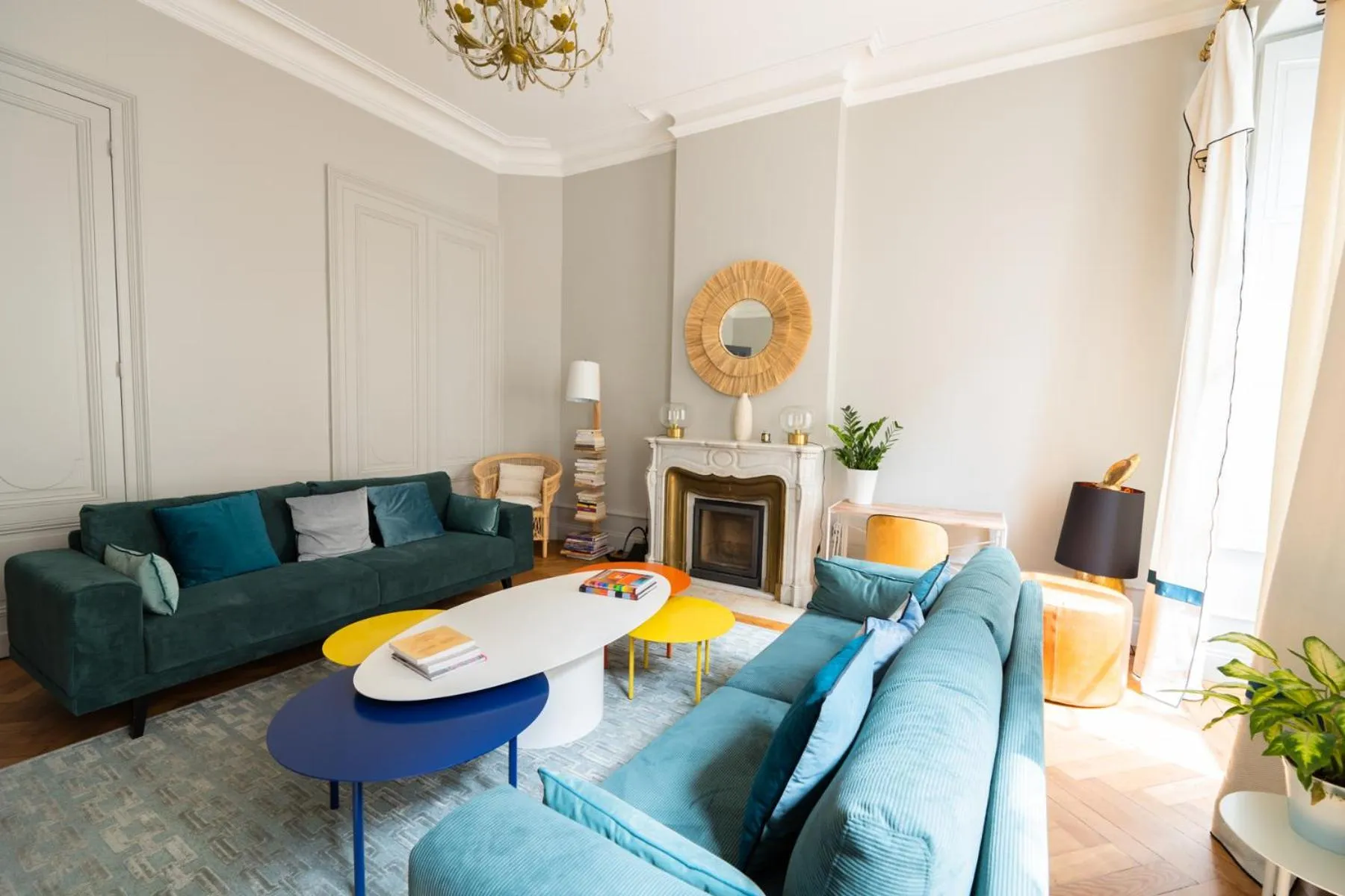 Communal lounge/ TV room in Maison Manège Bordeaux Centre