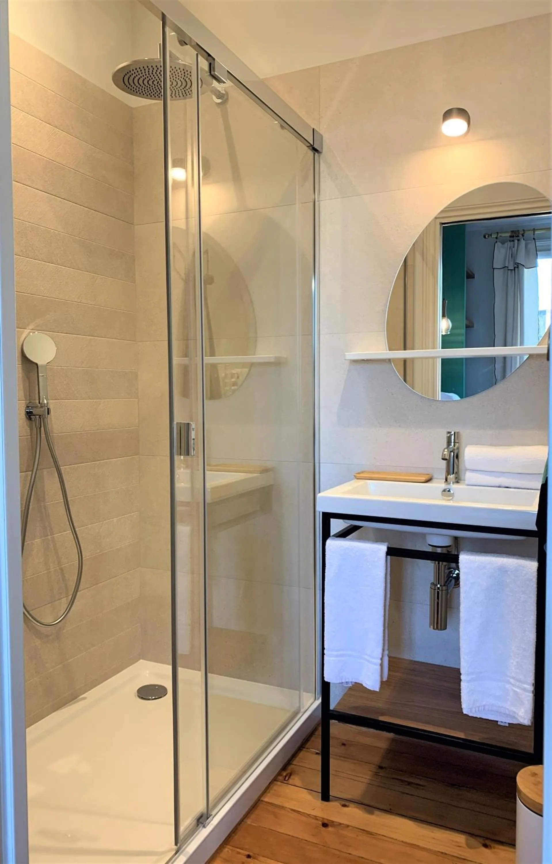 Shower in Maison Manège Bordeaux Centre