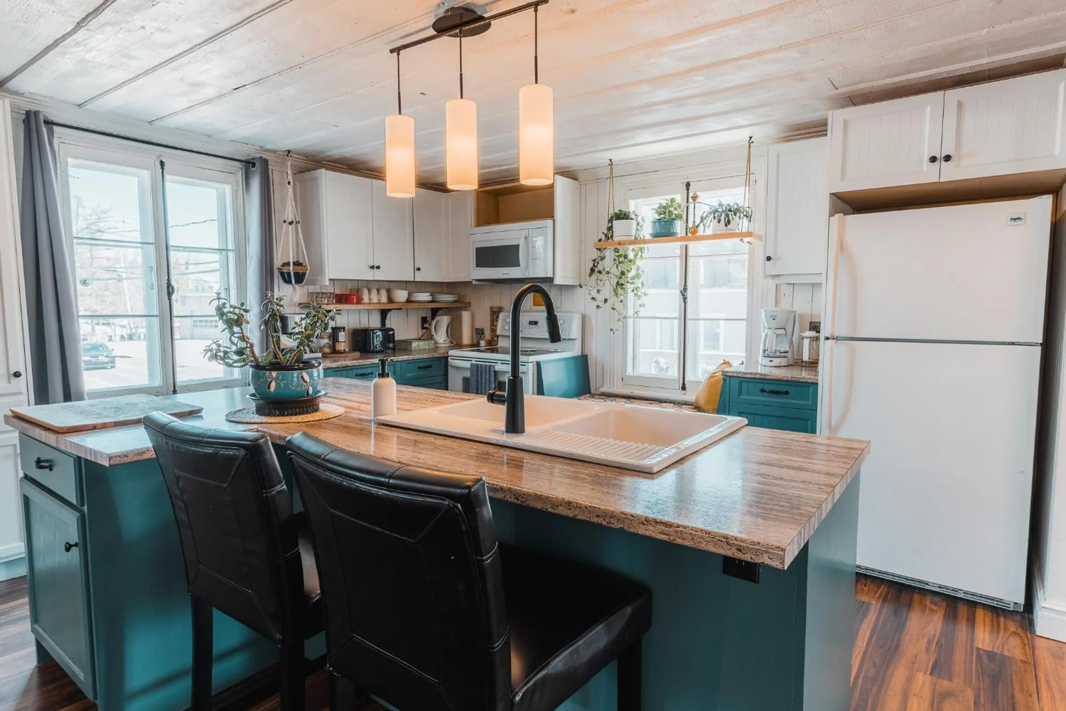 Communal kitchen in Auberge de l'Ouest
