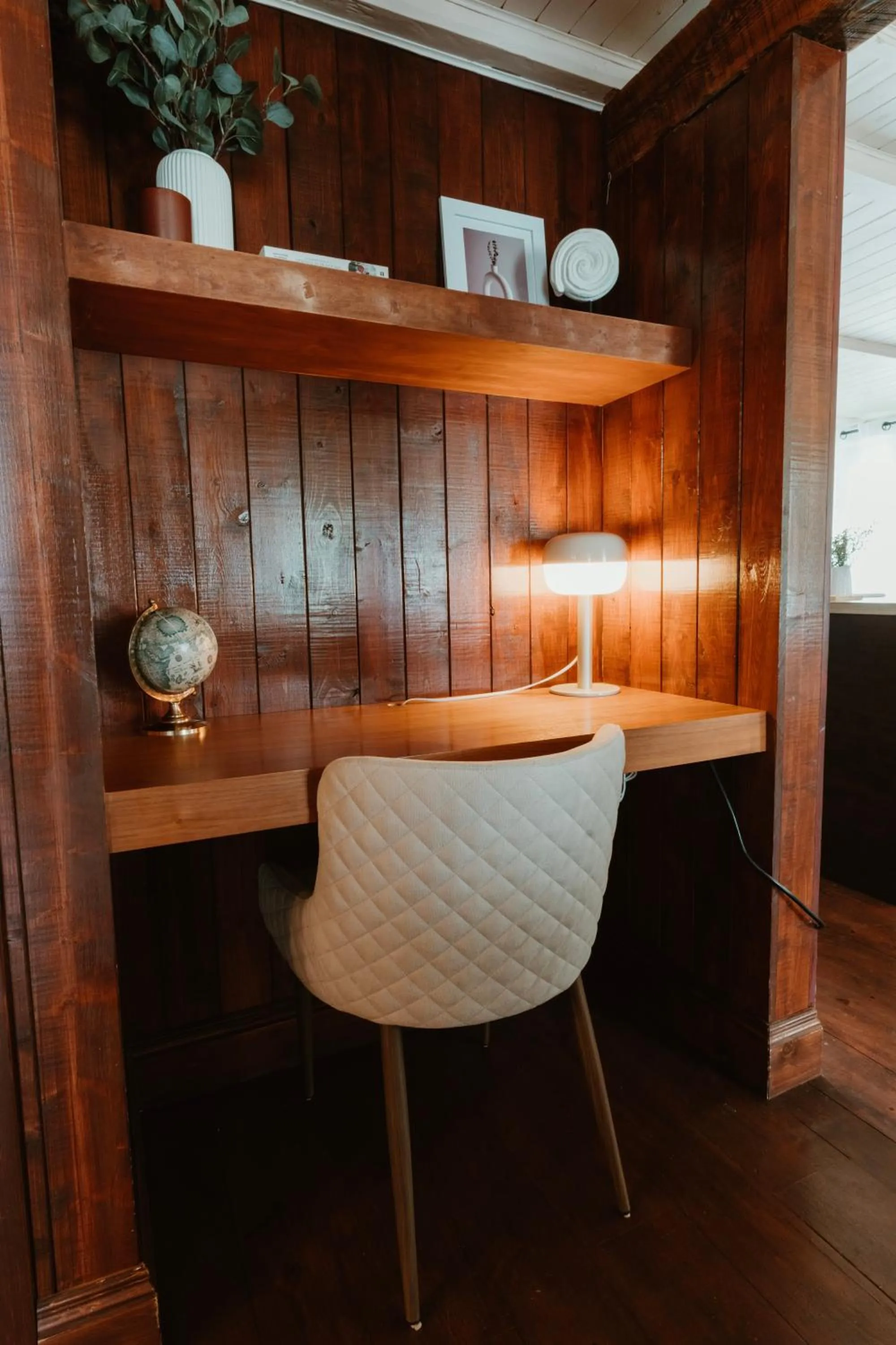 Seating area in Auberge de l'Ouest
