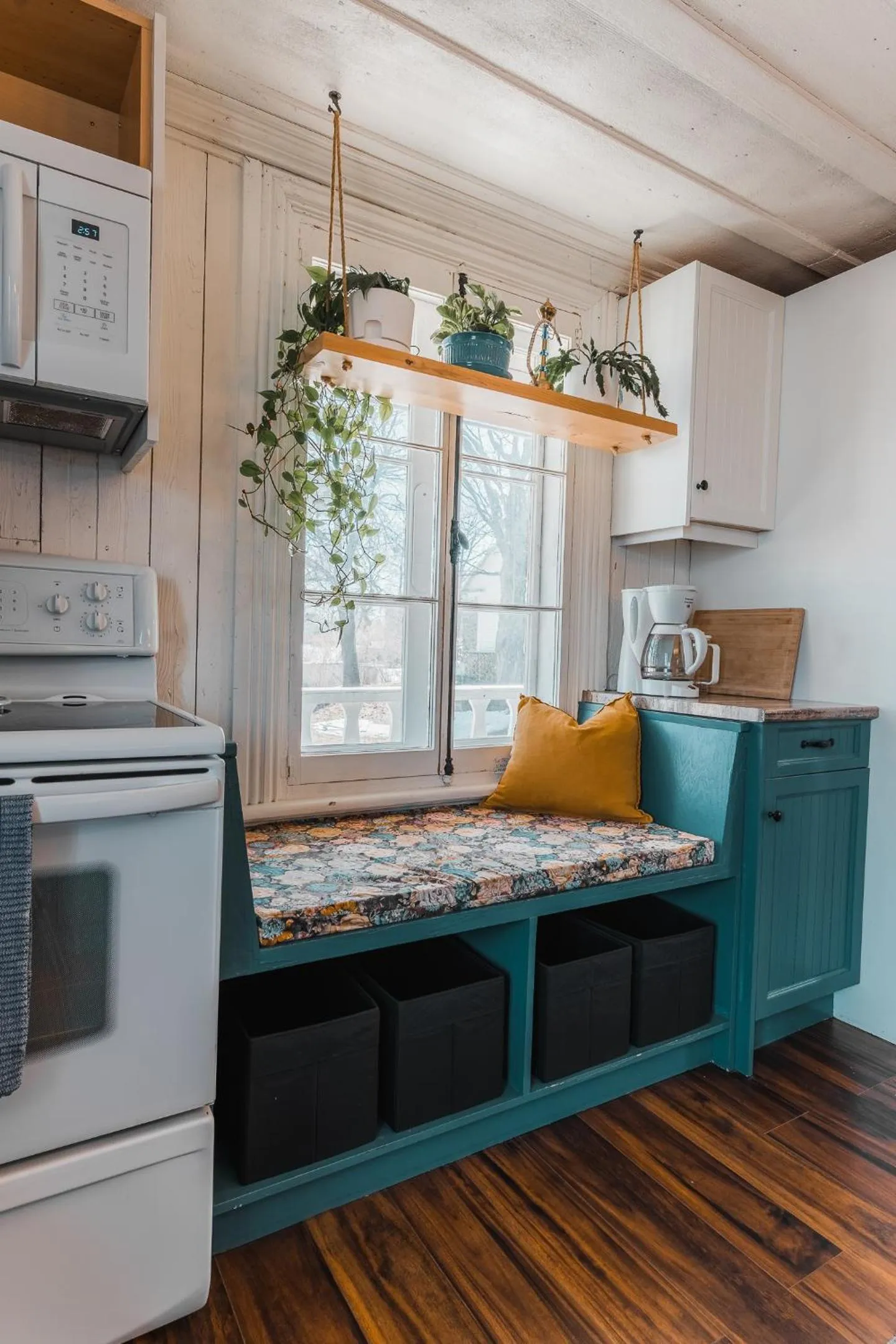 Communal kitchen in Auberge de l'Ouest
