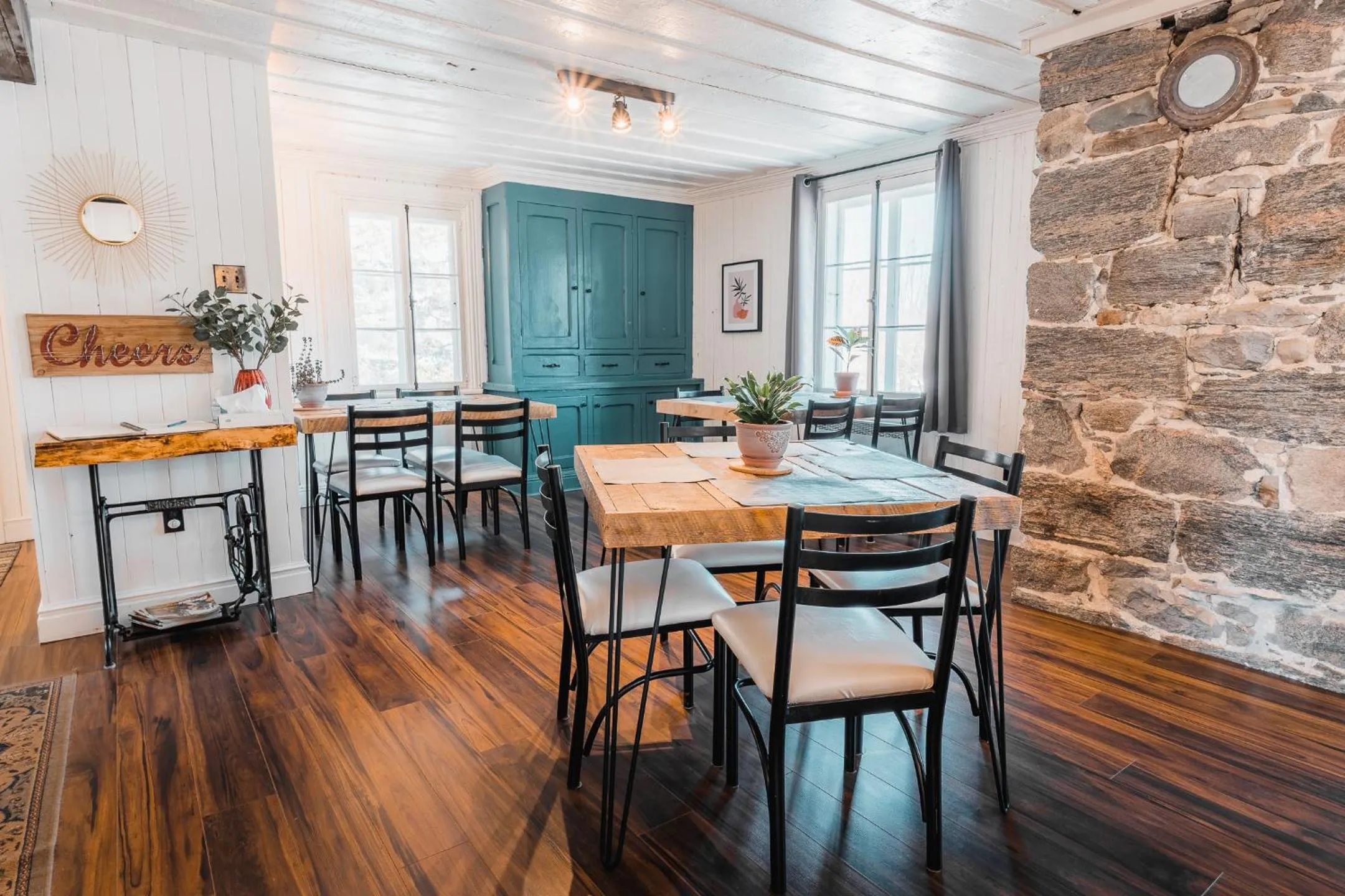 Communal kitchen in Auberge de l'Ouest