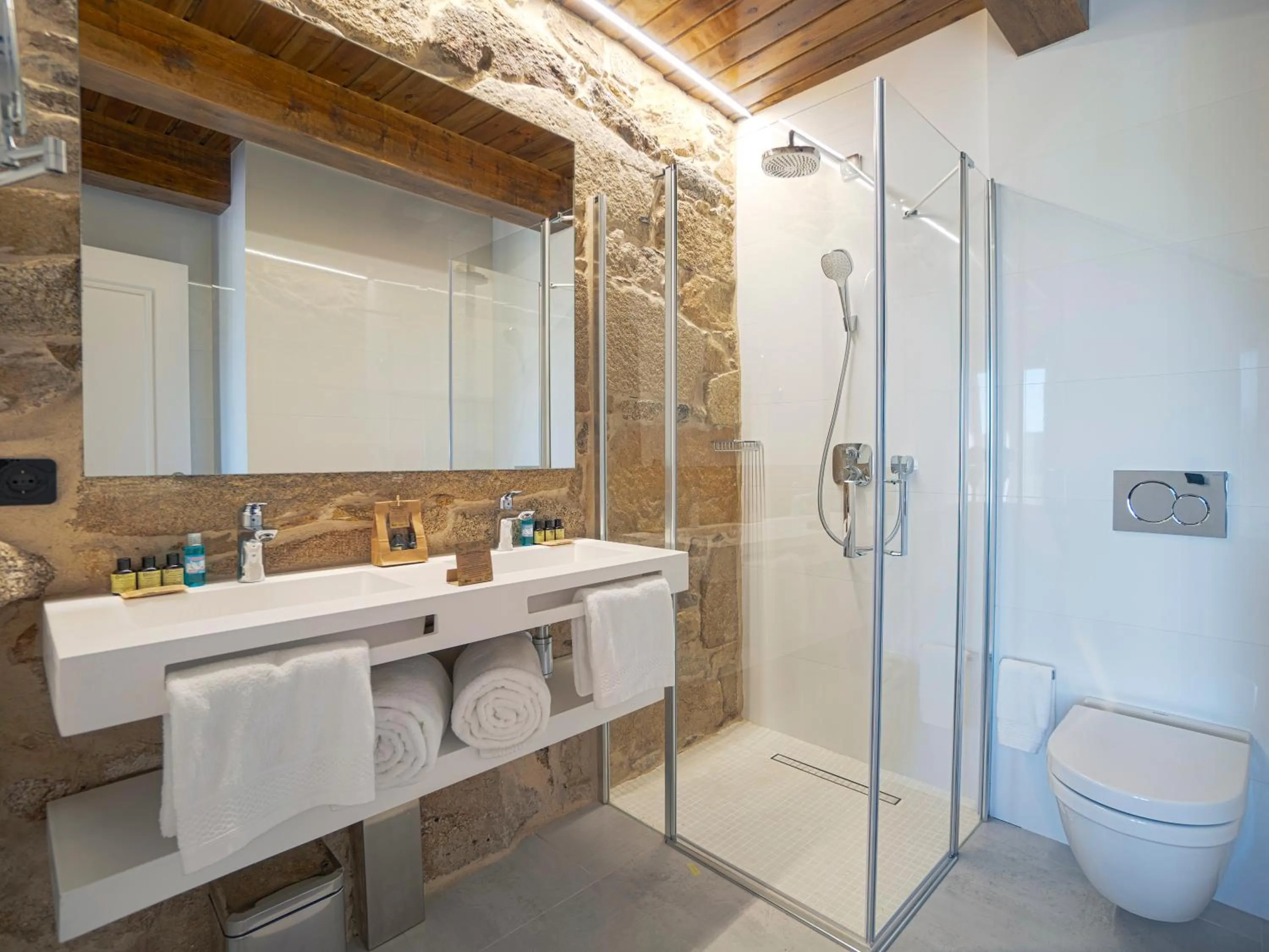 Shower in Hotel As Torres da Hermida