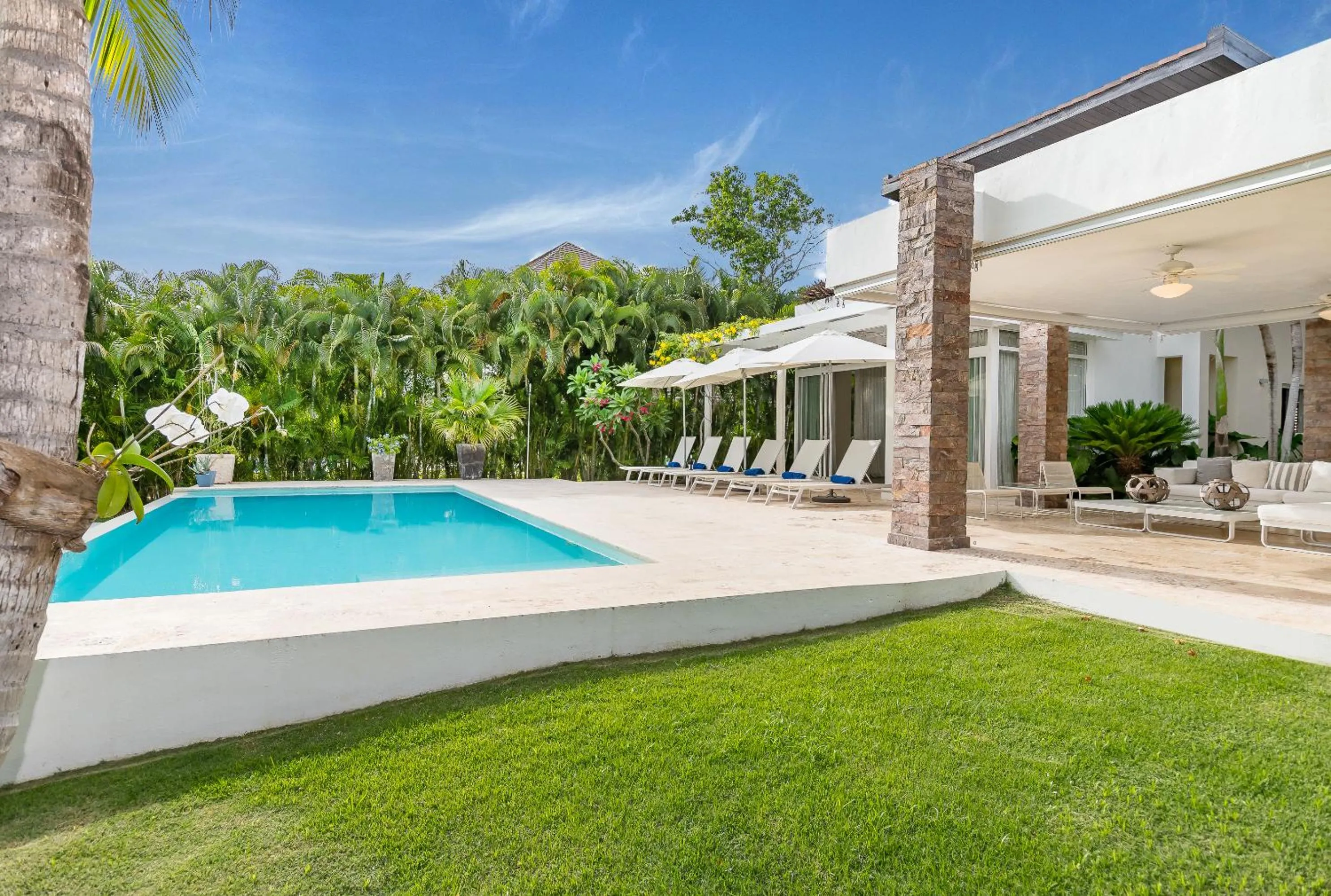 Property building in Unbelievable Villa with Pool - Perfect Family Vacay