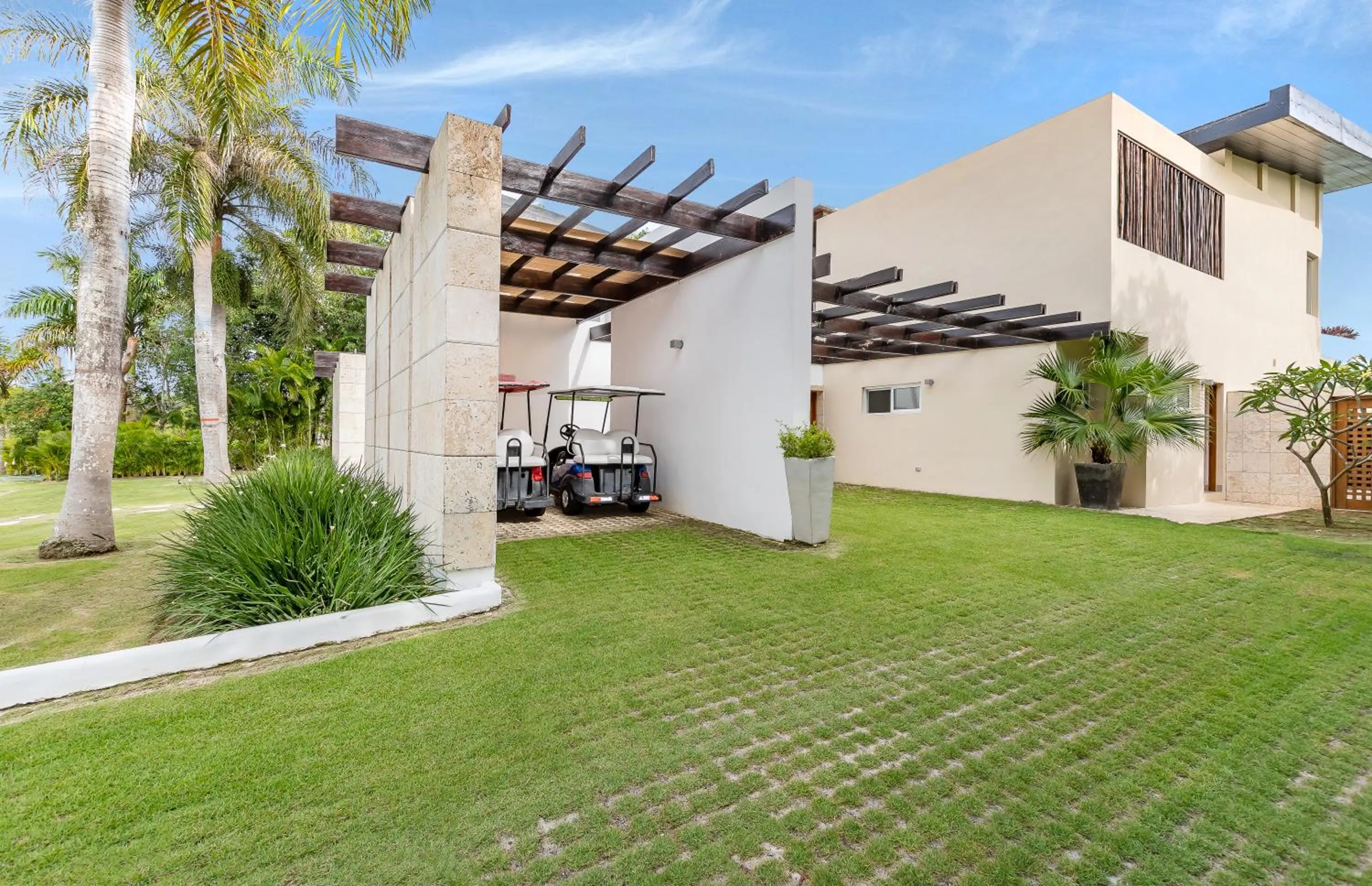 Property building in Unbelievable Villa with Pool - Perfect Family Vacay