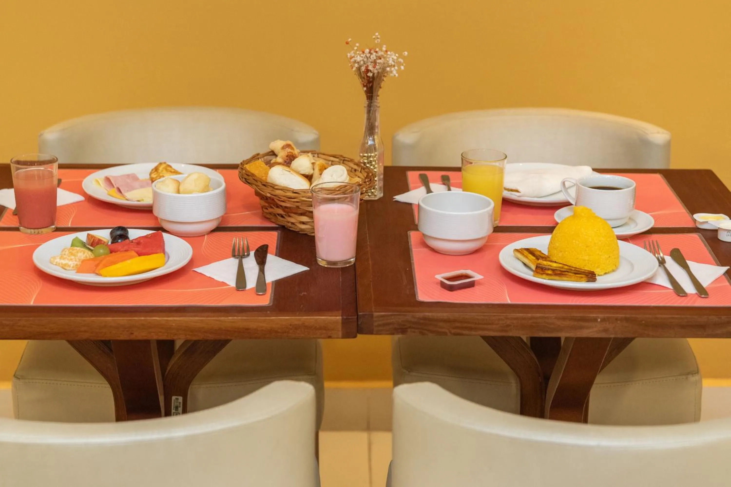 Buffet breakfast in Verano Pajuçara by Tropicalis