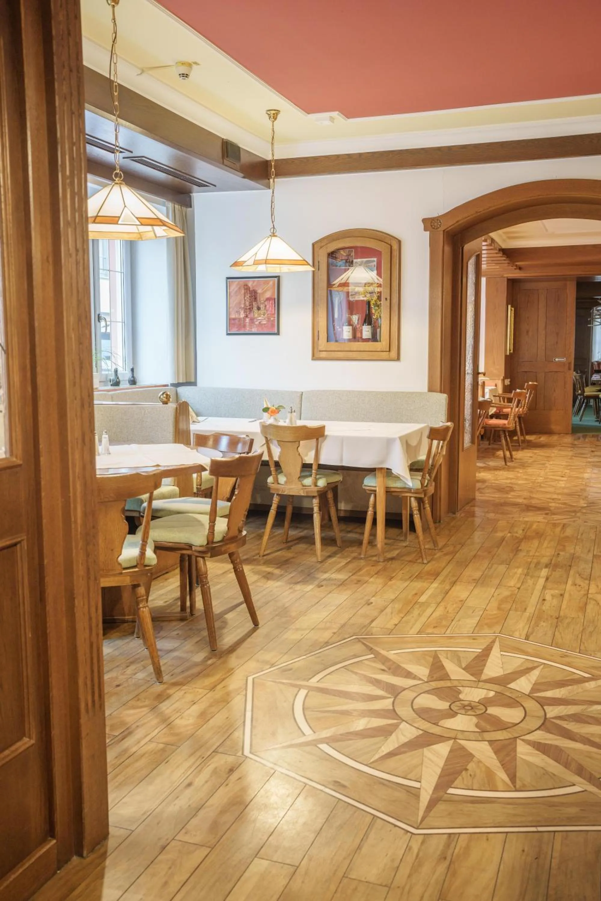 Restaurant/places to eat in Hotel Plankl