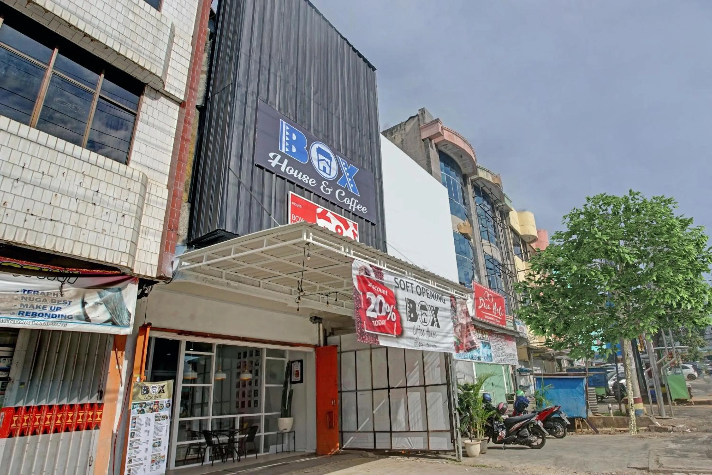 Facade/entrance in OYO 90399 Box House