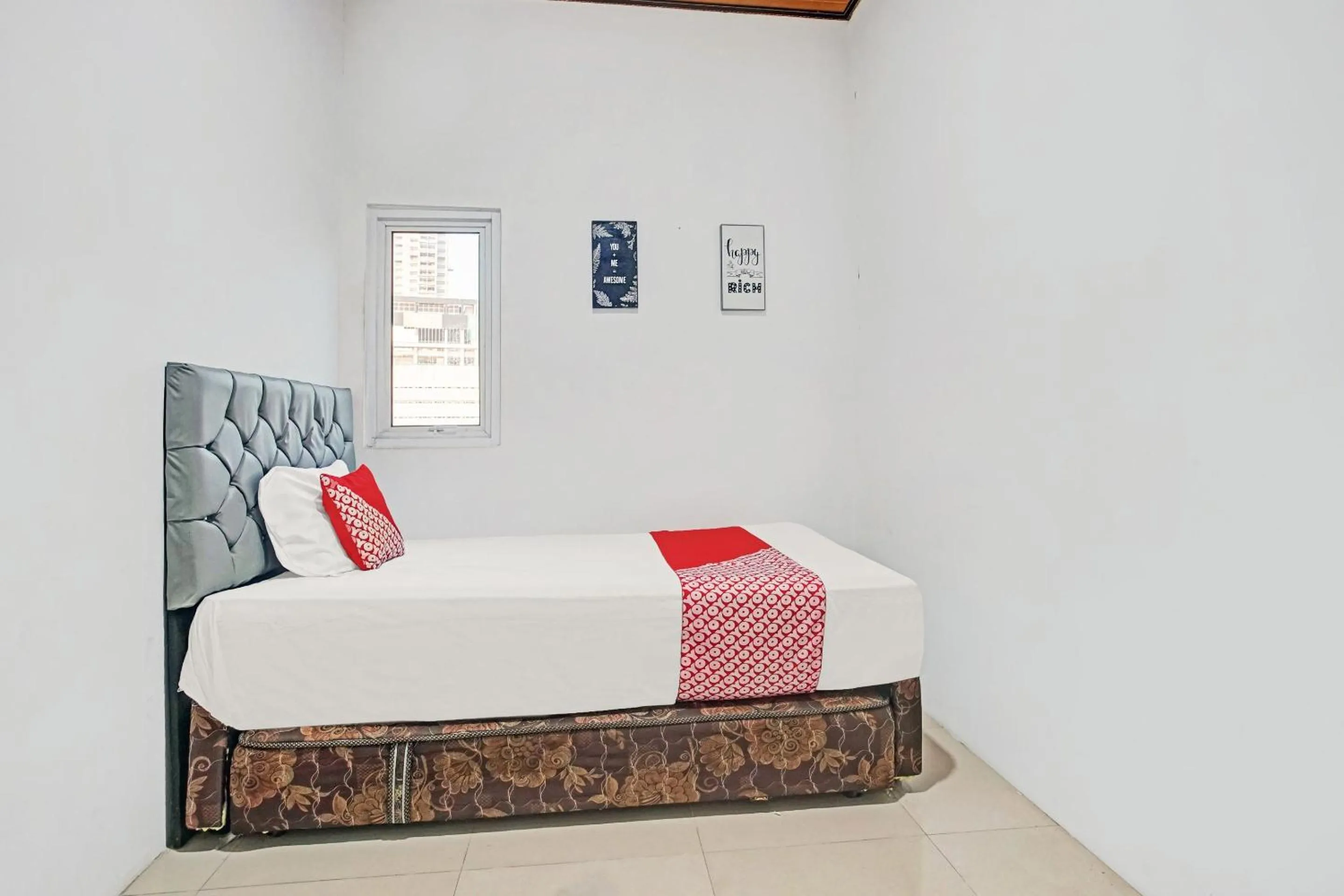 Bedroom in OYO 90399 Box House