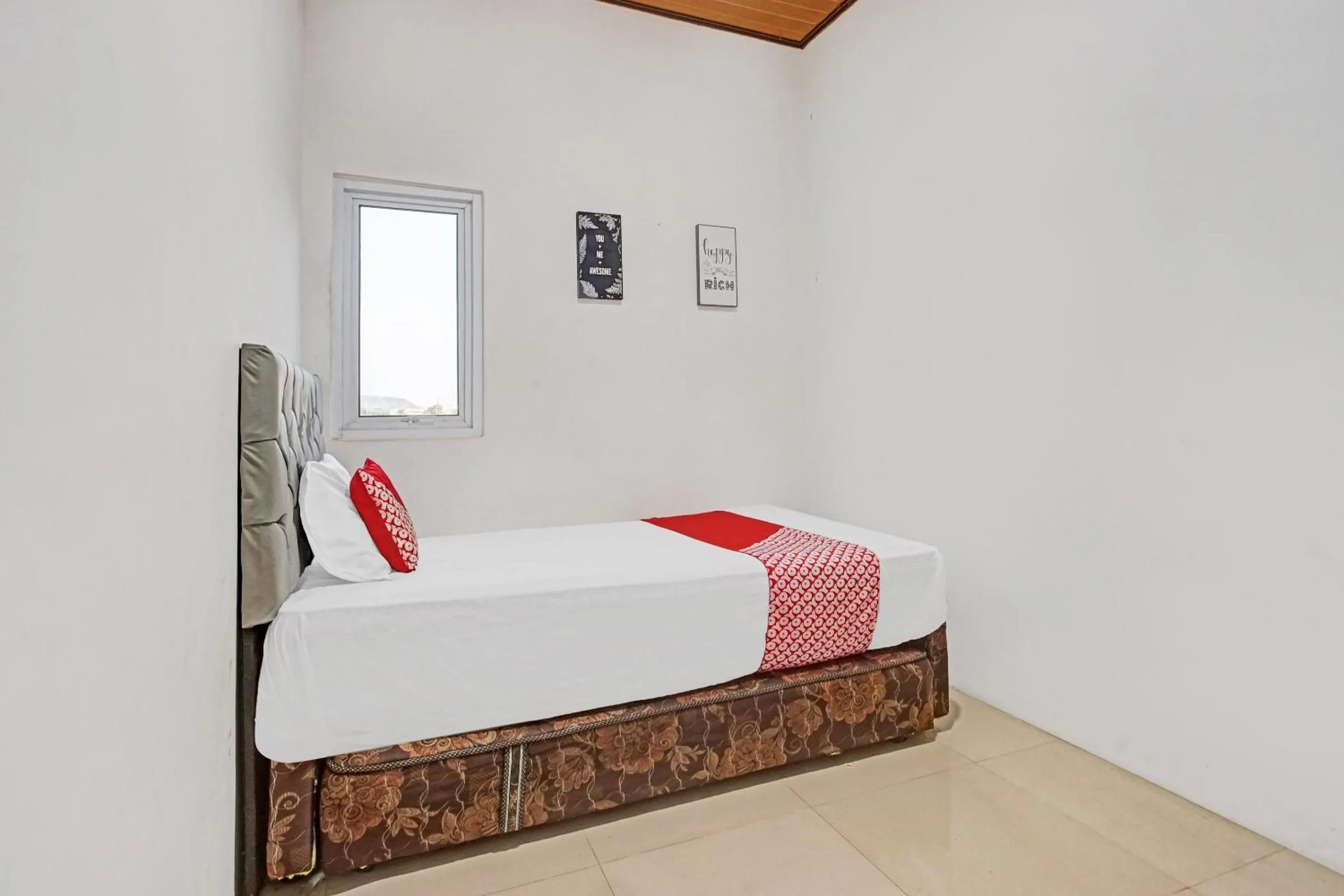 Bedroom in OYO 90399 Box House