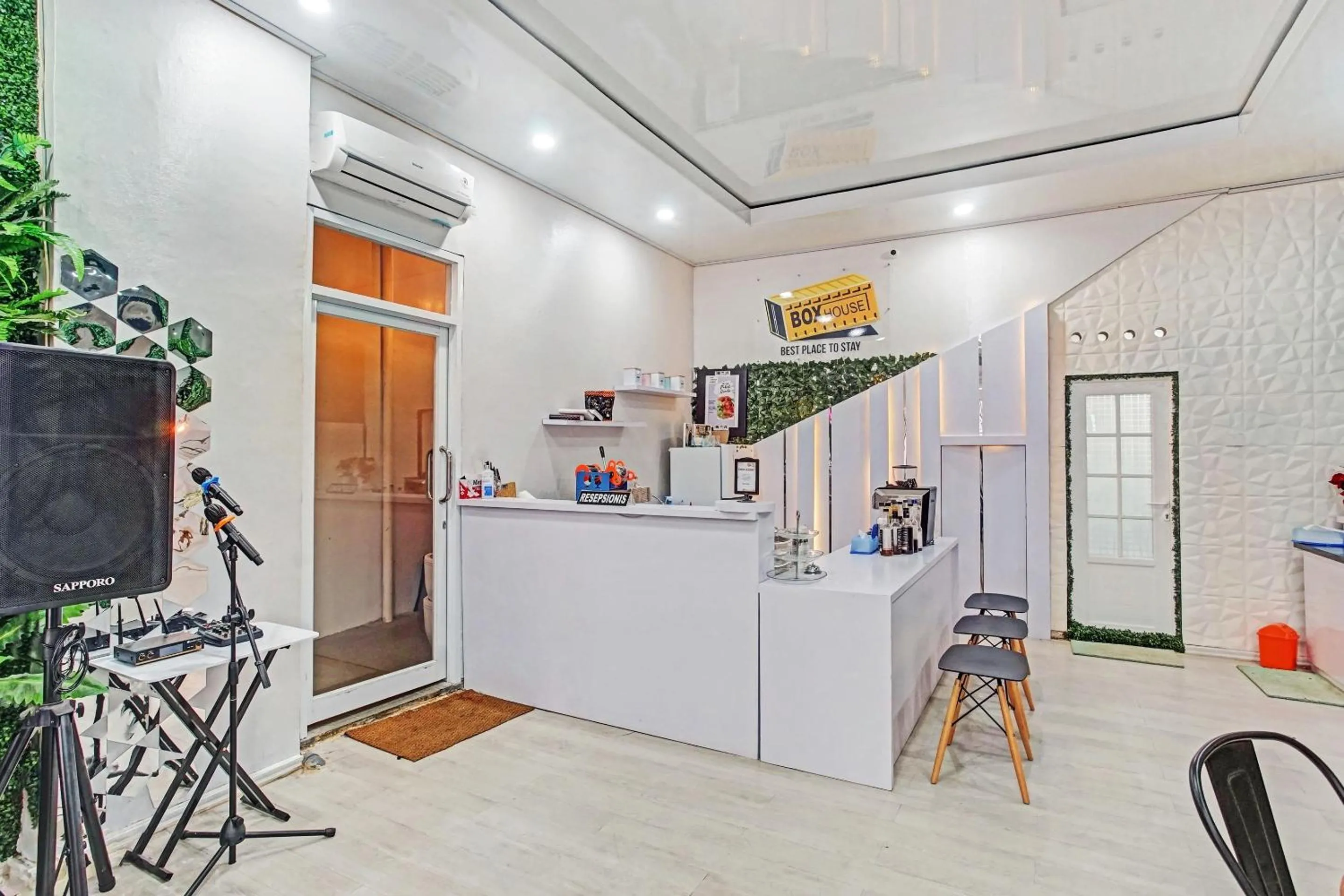 Lobby or reception in OYO 90399 Box House