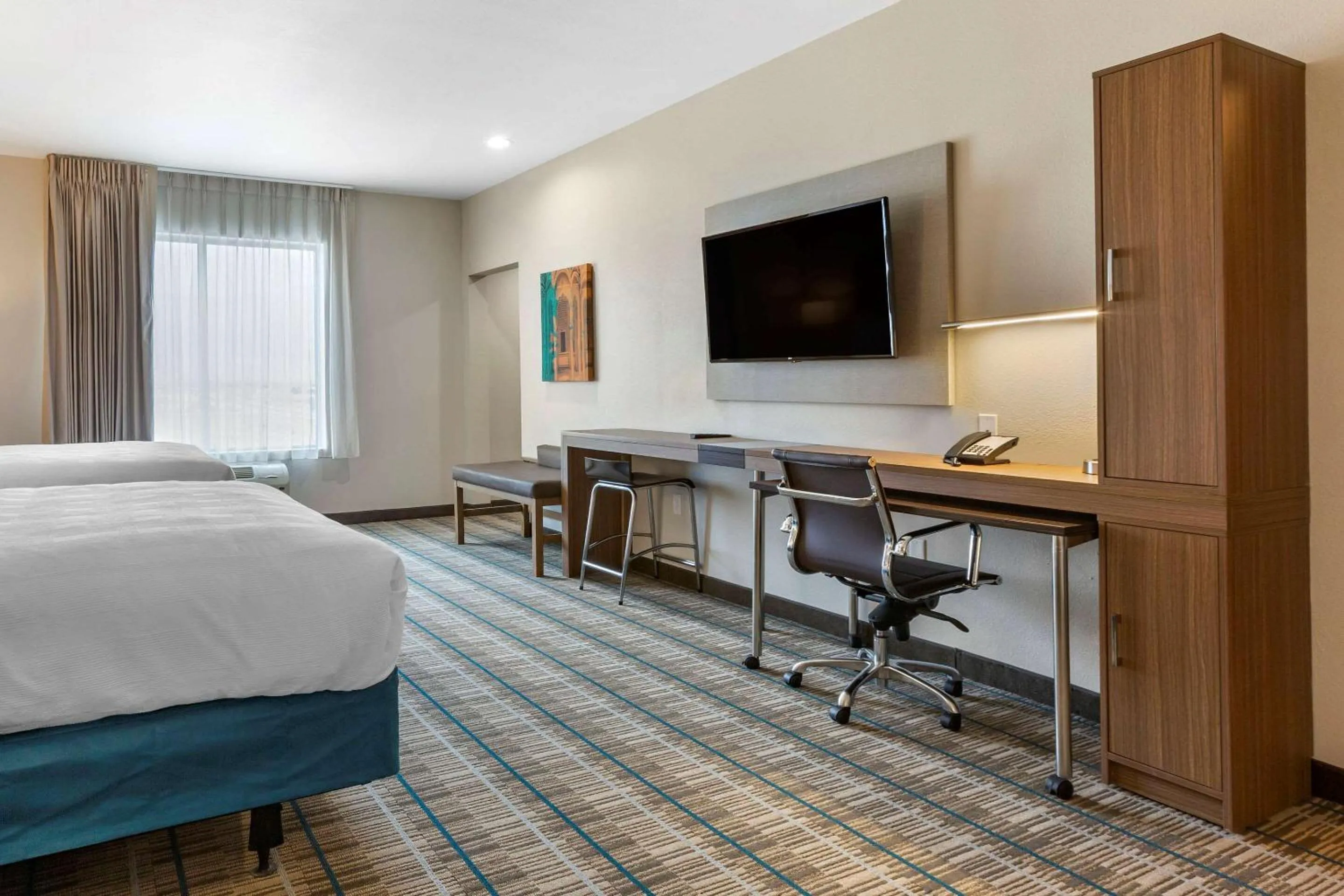 Photo of the whole room, Bed in MainStay Suites Carlsbad South