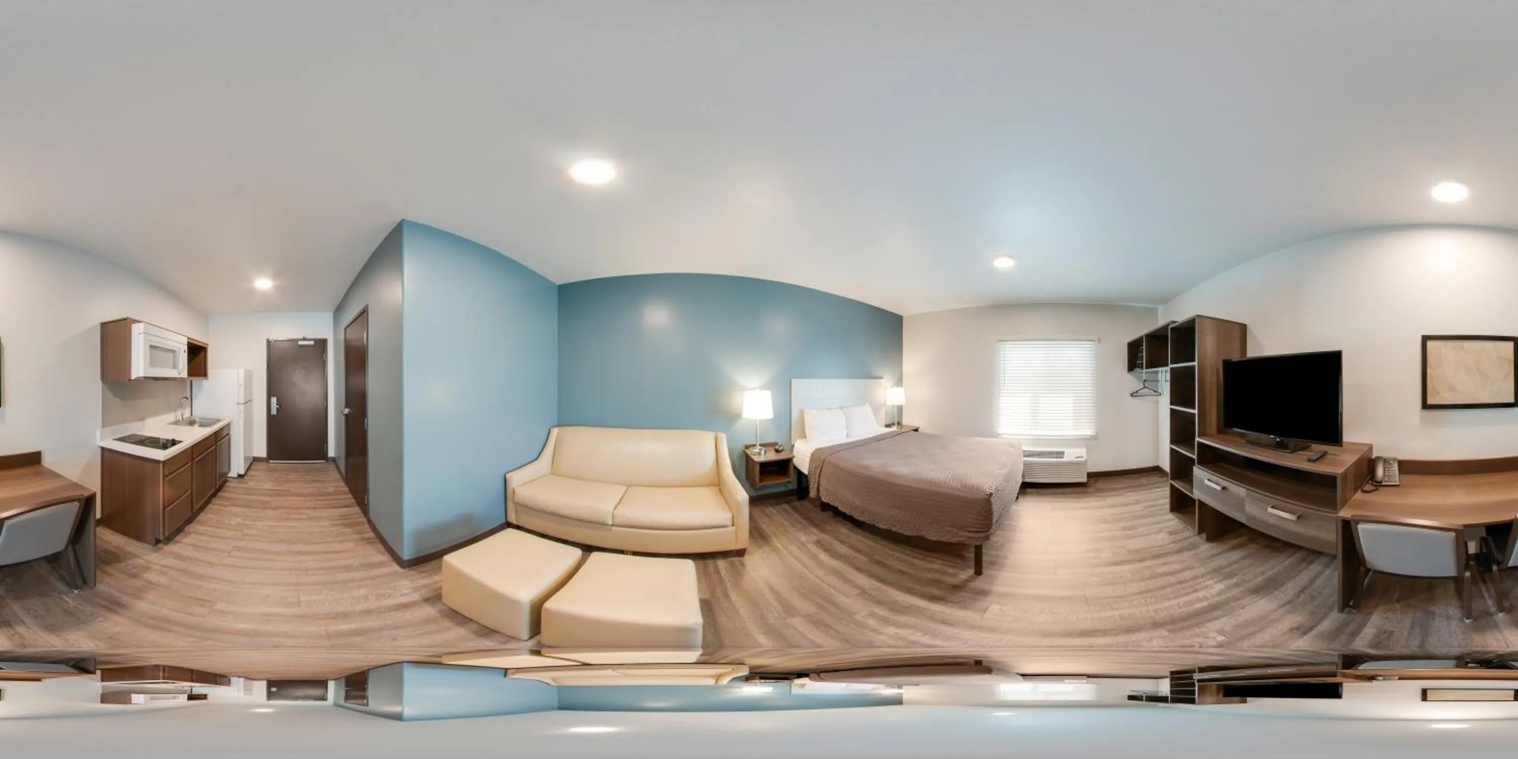 Bedroom, Bed in WoodSpring Suites Bakersfield Airport