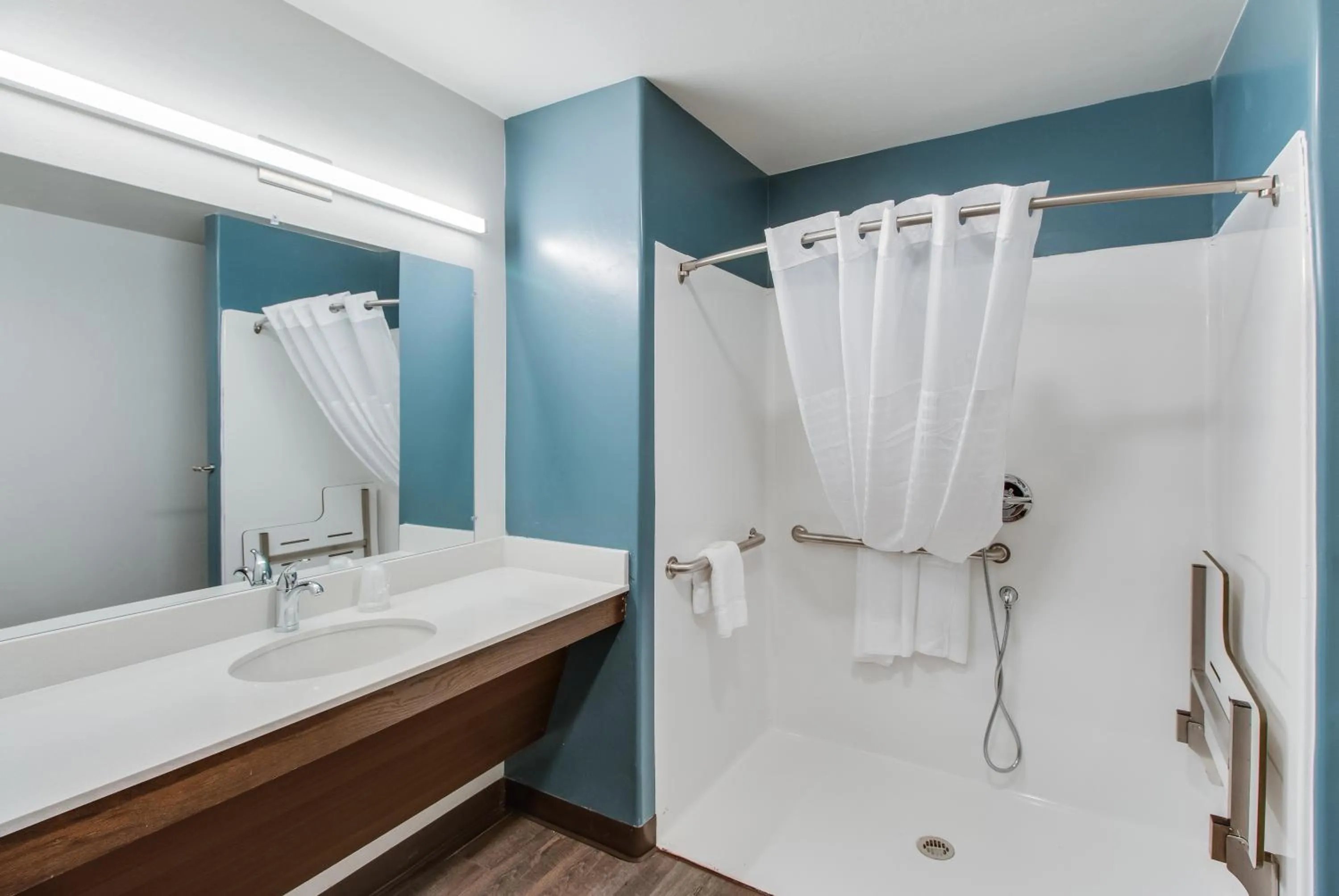 Shower in WoodSpring Suites Bakersfield Airport