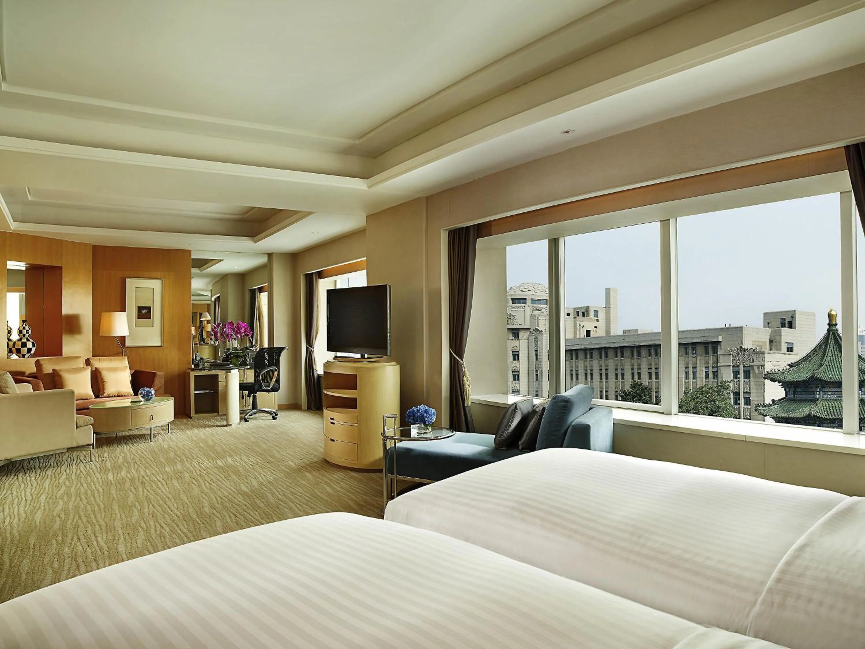 Photo of the whole room, Bed in Sofitel Xi'an On Renmin Square