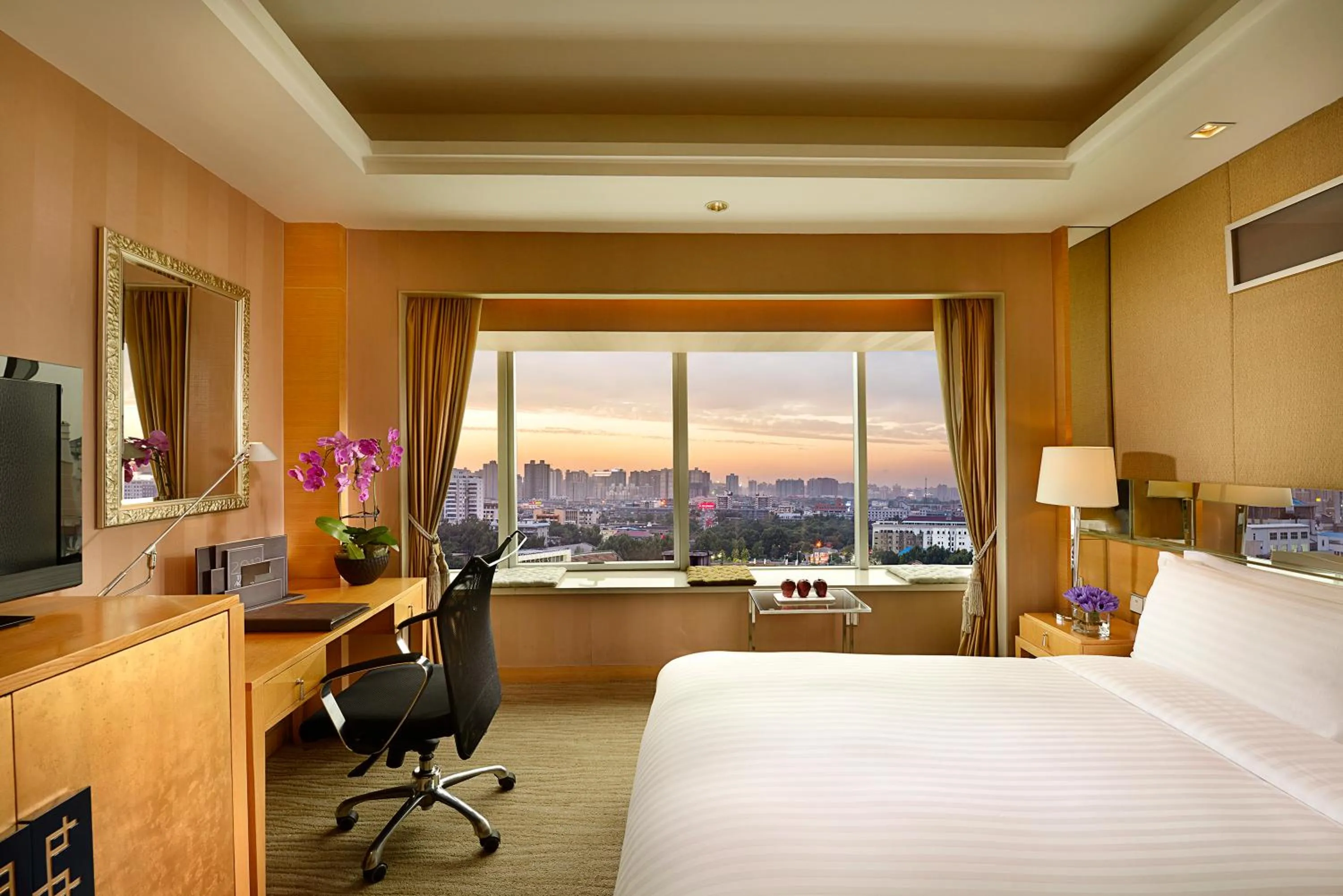 Photo of the whole room, Bed in Sofitel Xi'an On Renmin Square