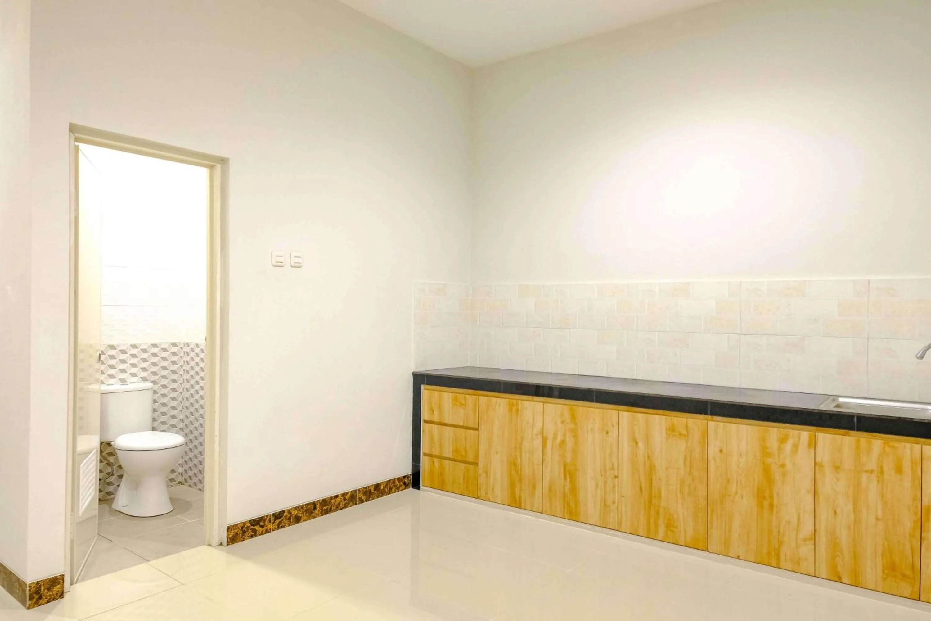 Property building in RedDoorz near Pasar Baru 3