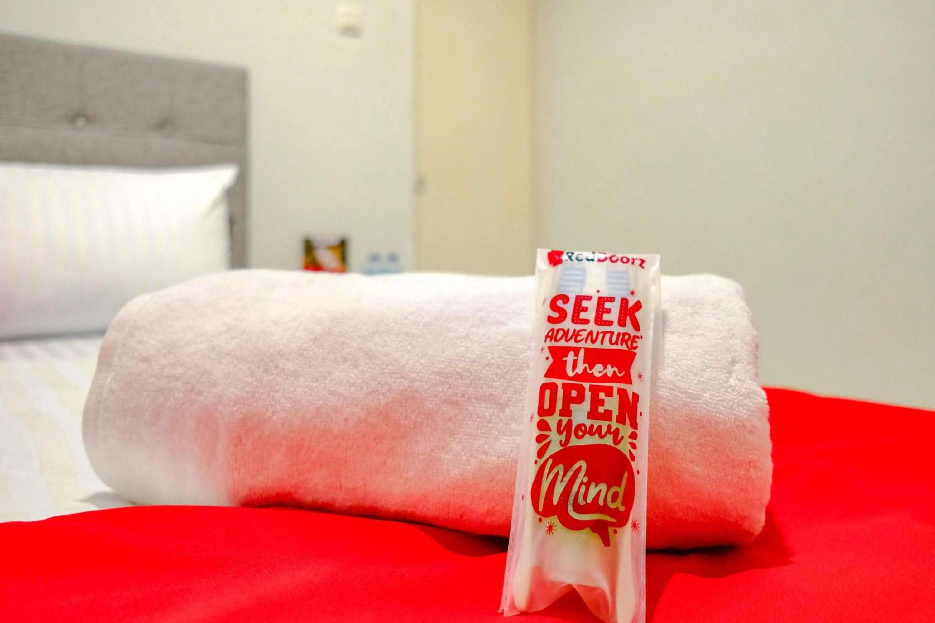 Bedroom, Bed in RedDoorz near Pasar Baru 3