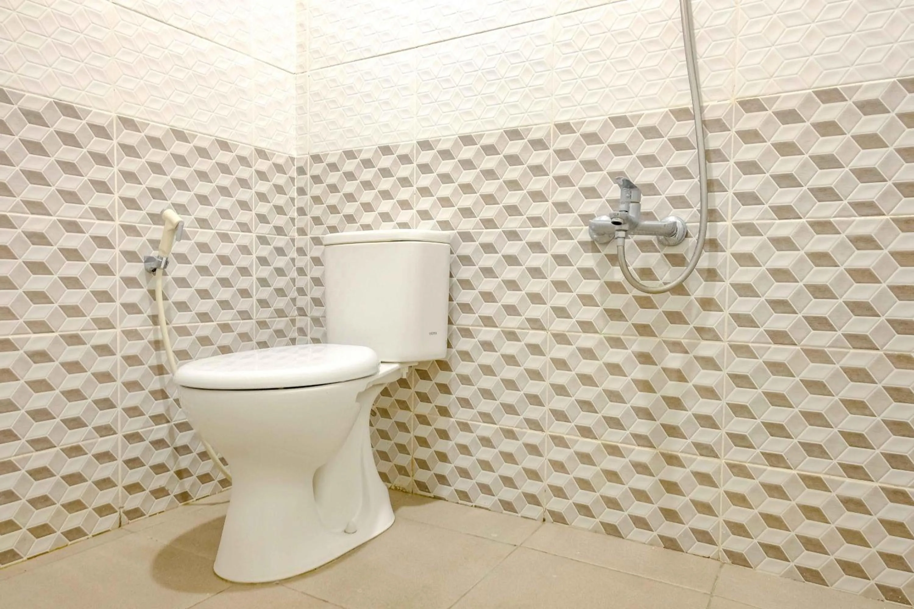 Bathroom in RedDoorz near Pasar Baru 3