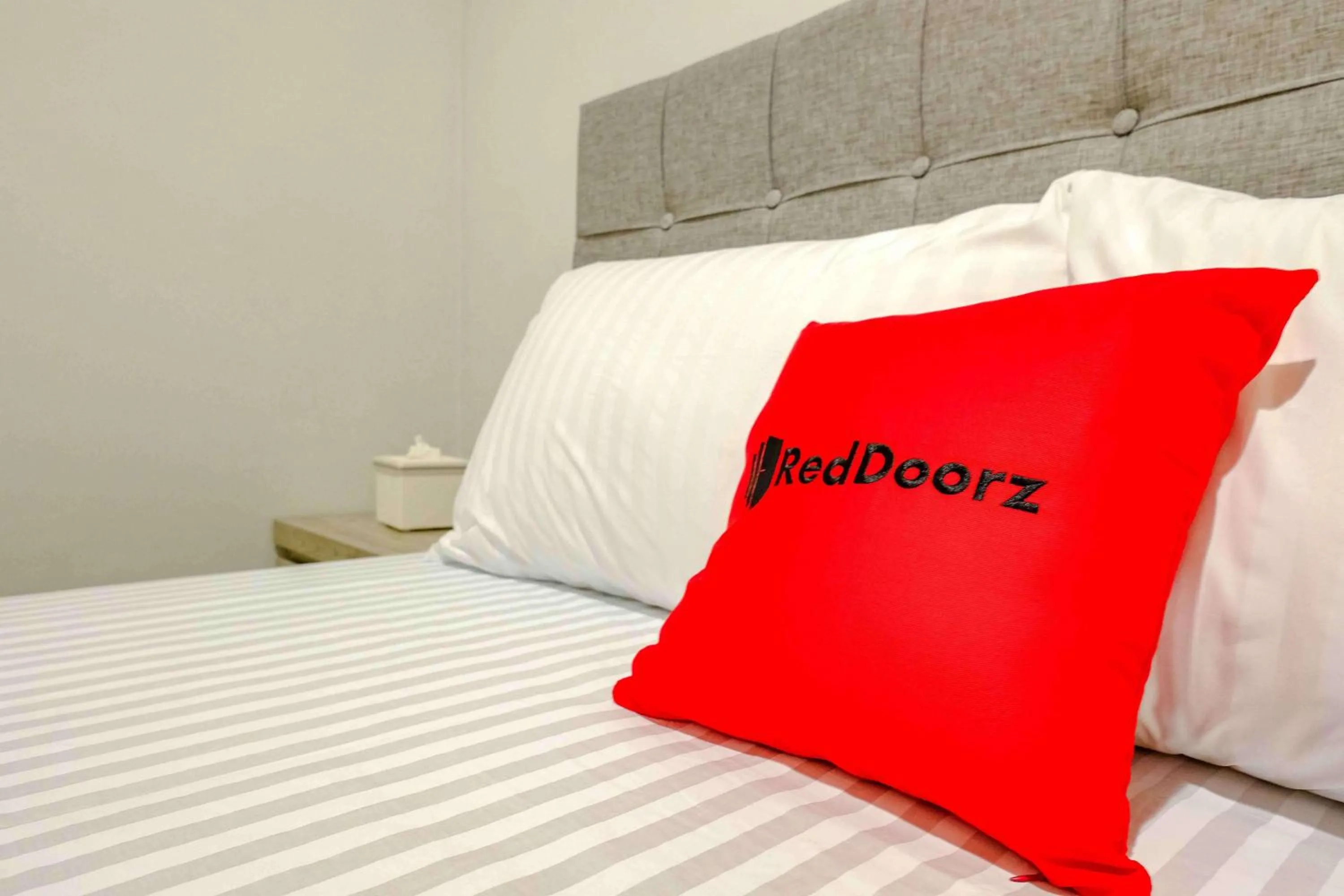 Bedroom, Bed in RedDoorz near Pasar Baru 3