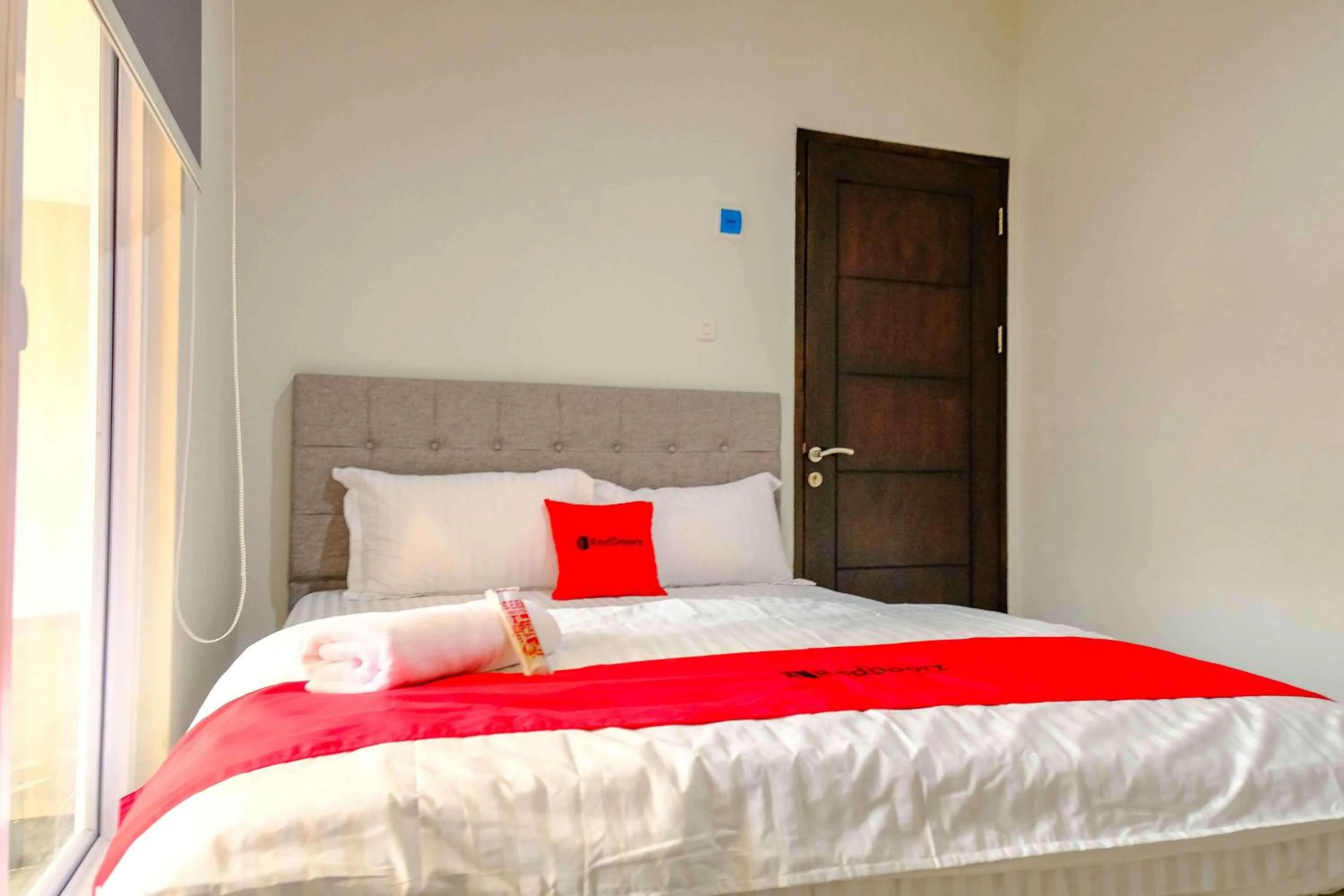 Bedroom, Bed in RedDoorz near Pasar Baru 3