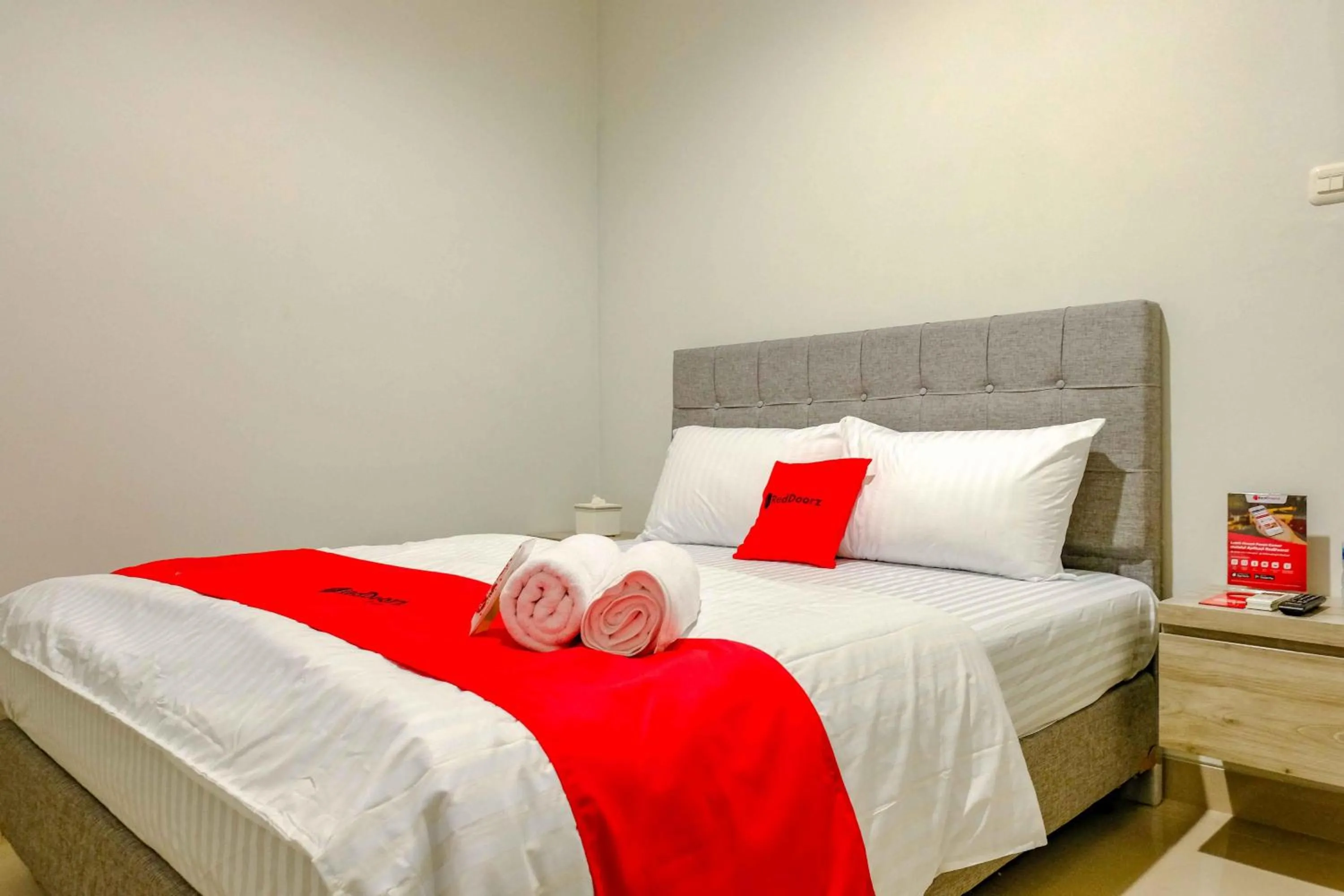 Bedroom, Bed in RedDoorz near Pasar Baru 3