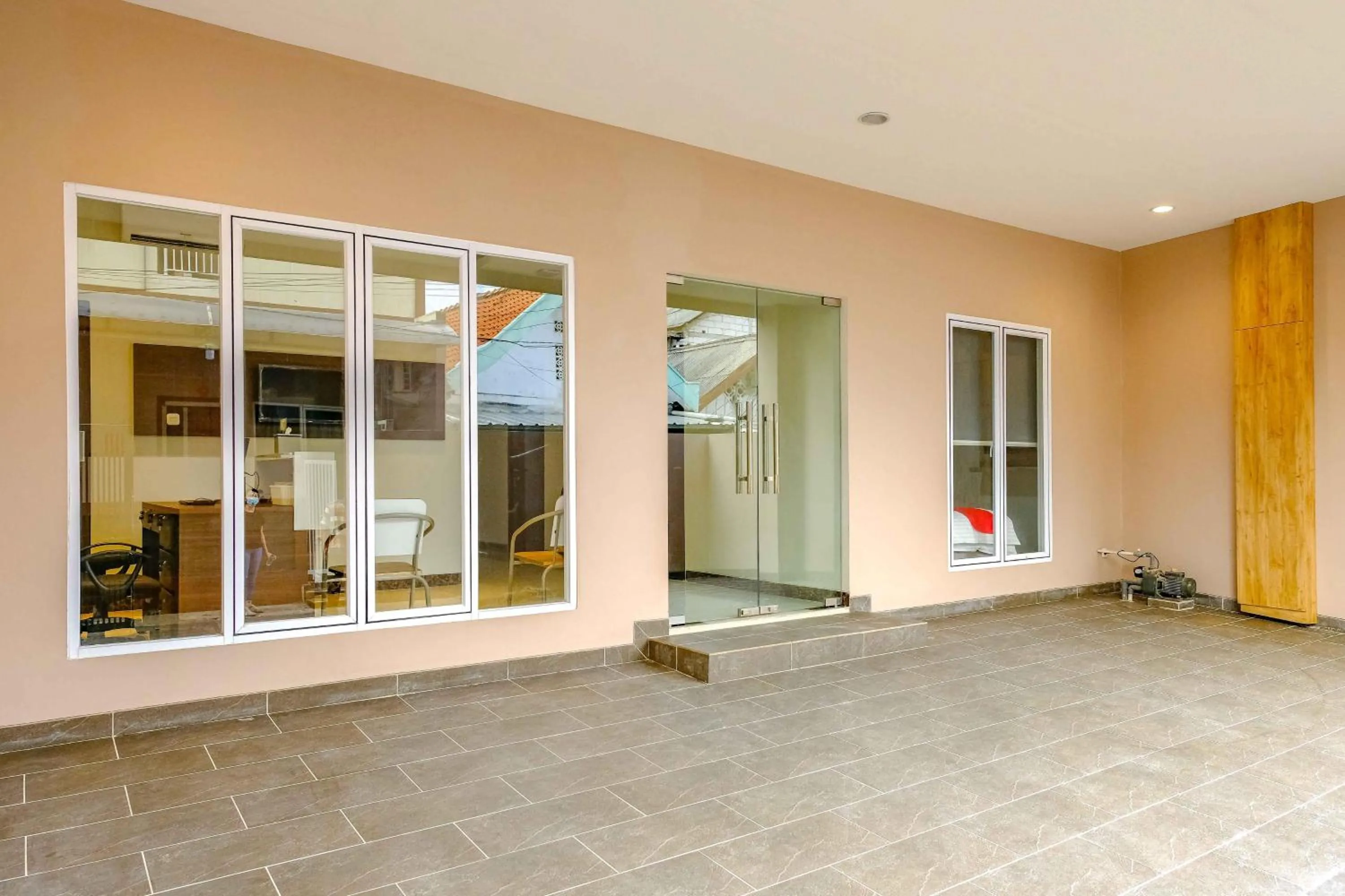 Facade/entrance in RedDoorz near Pasar Baru 3