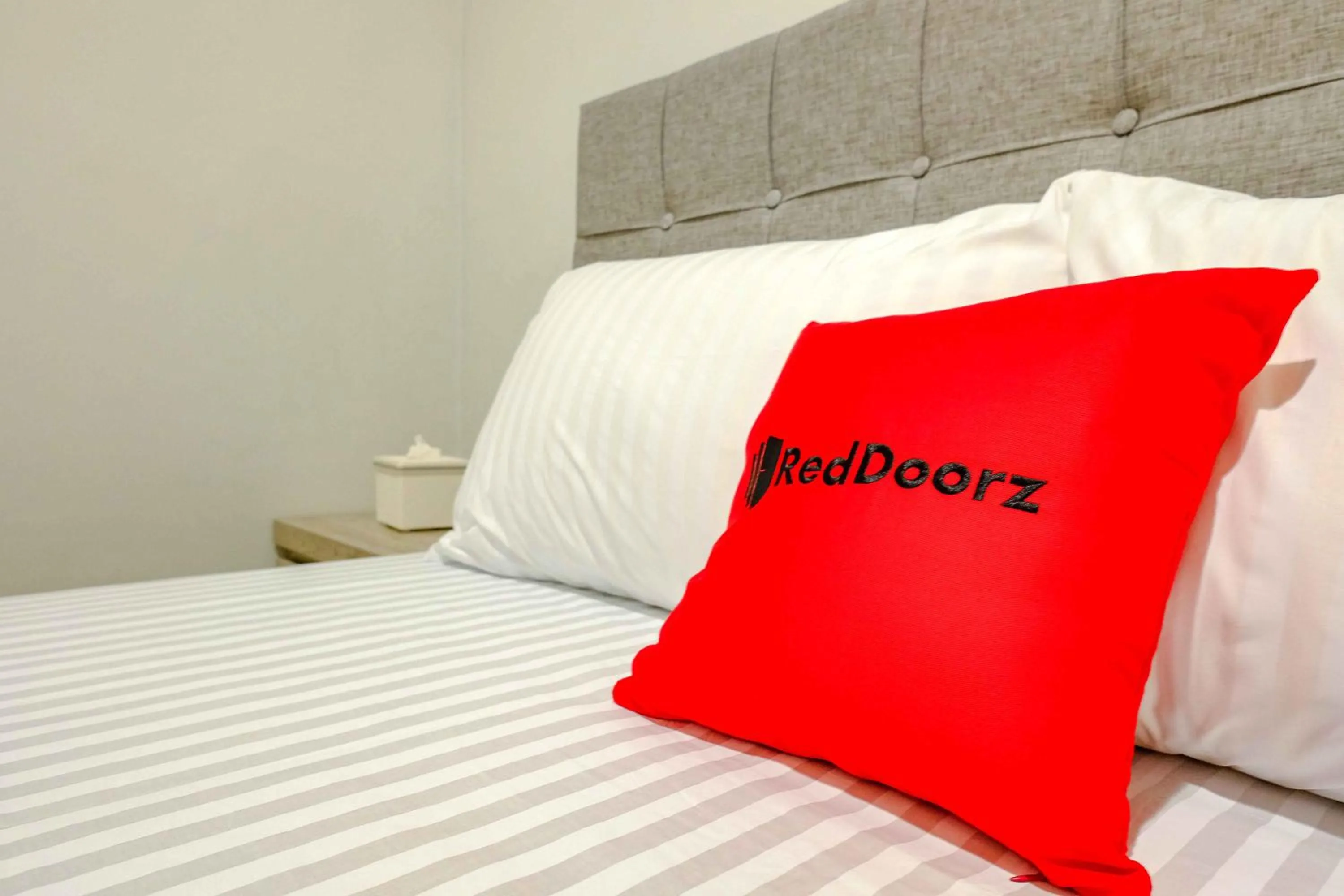 Bedroom, Bed in RedDoorz near Pasar Baru 3