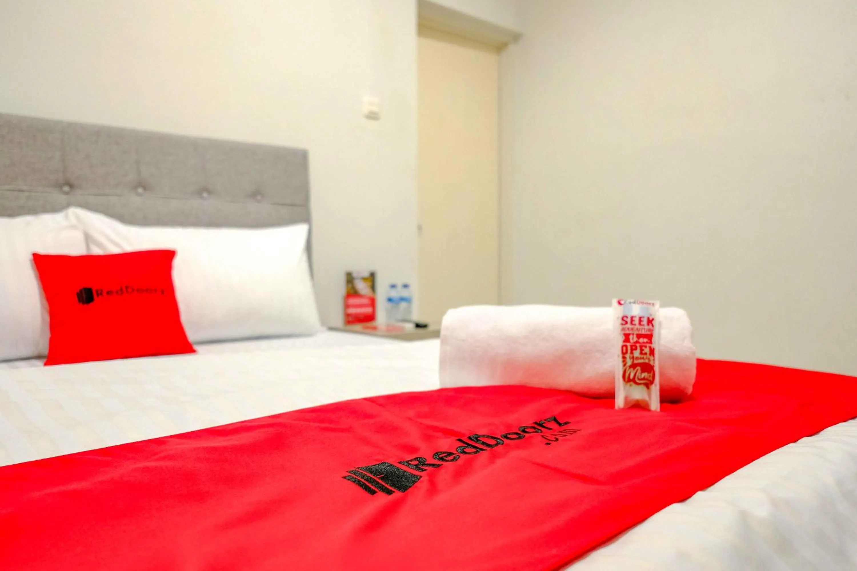 Bed in RedDoorz near Pasar Baru 3