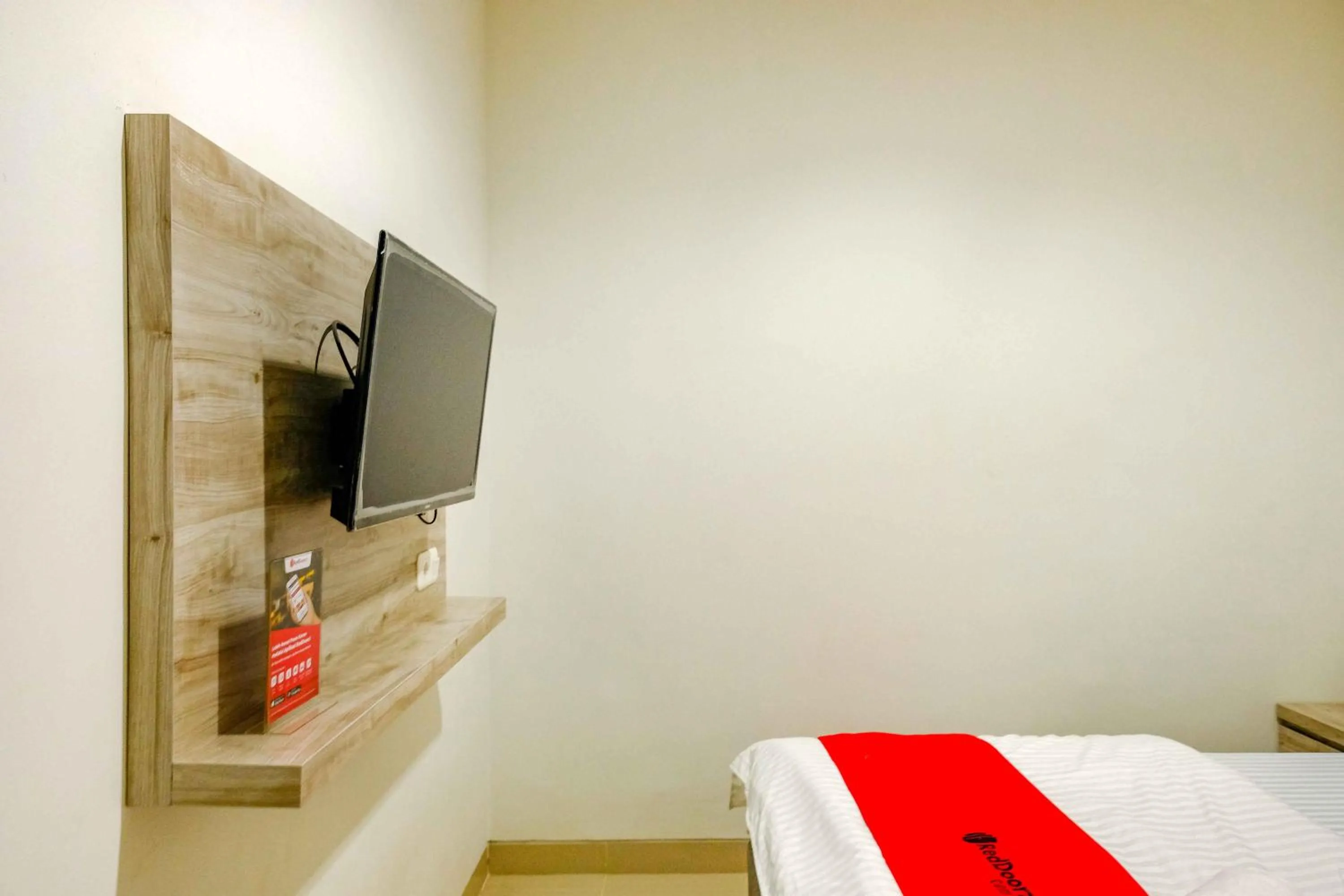 Bed in RedDoorz near Pasar Baru 3