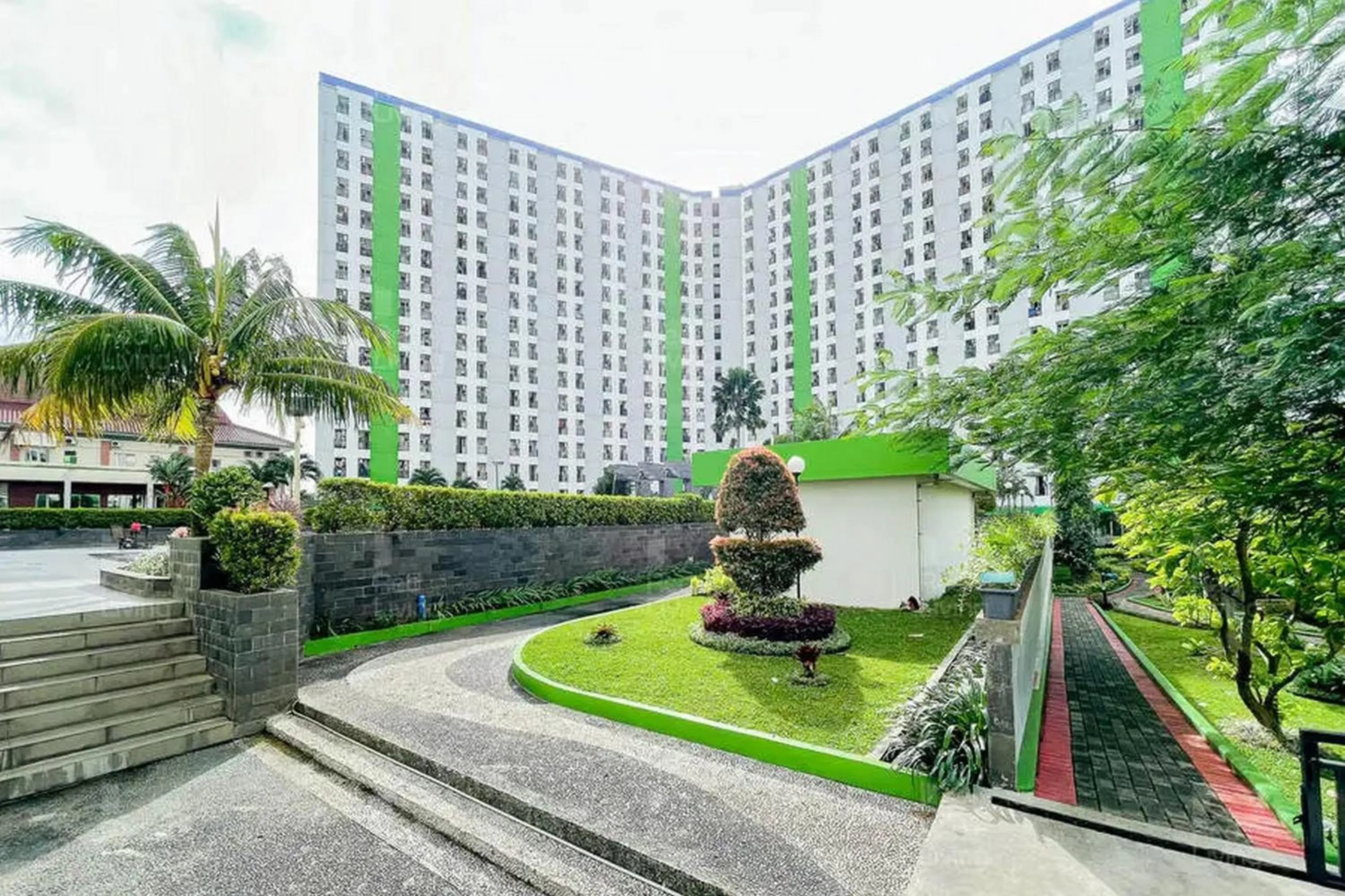 Property building in RedLiving Apartemen Green Lake View Ciputat - Farida Property 1 Tower E