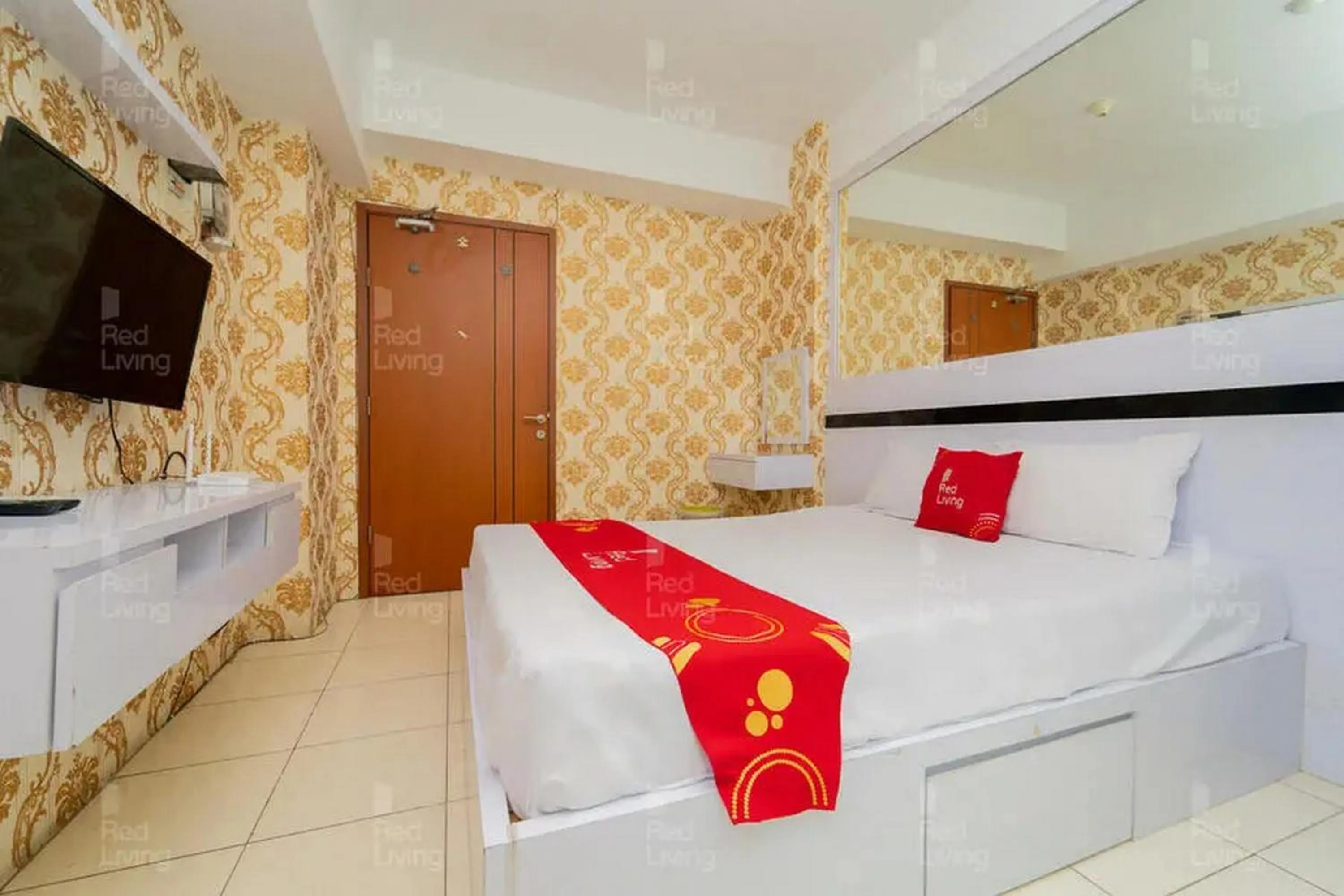 Bedroom, Bed in RedLiving Apartemen Green Lake View Ciputat - Farida Property 1 Tower E