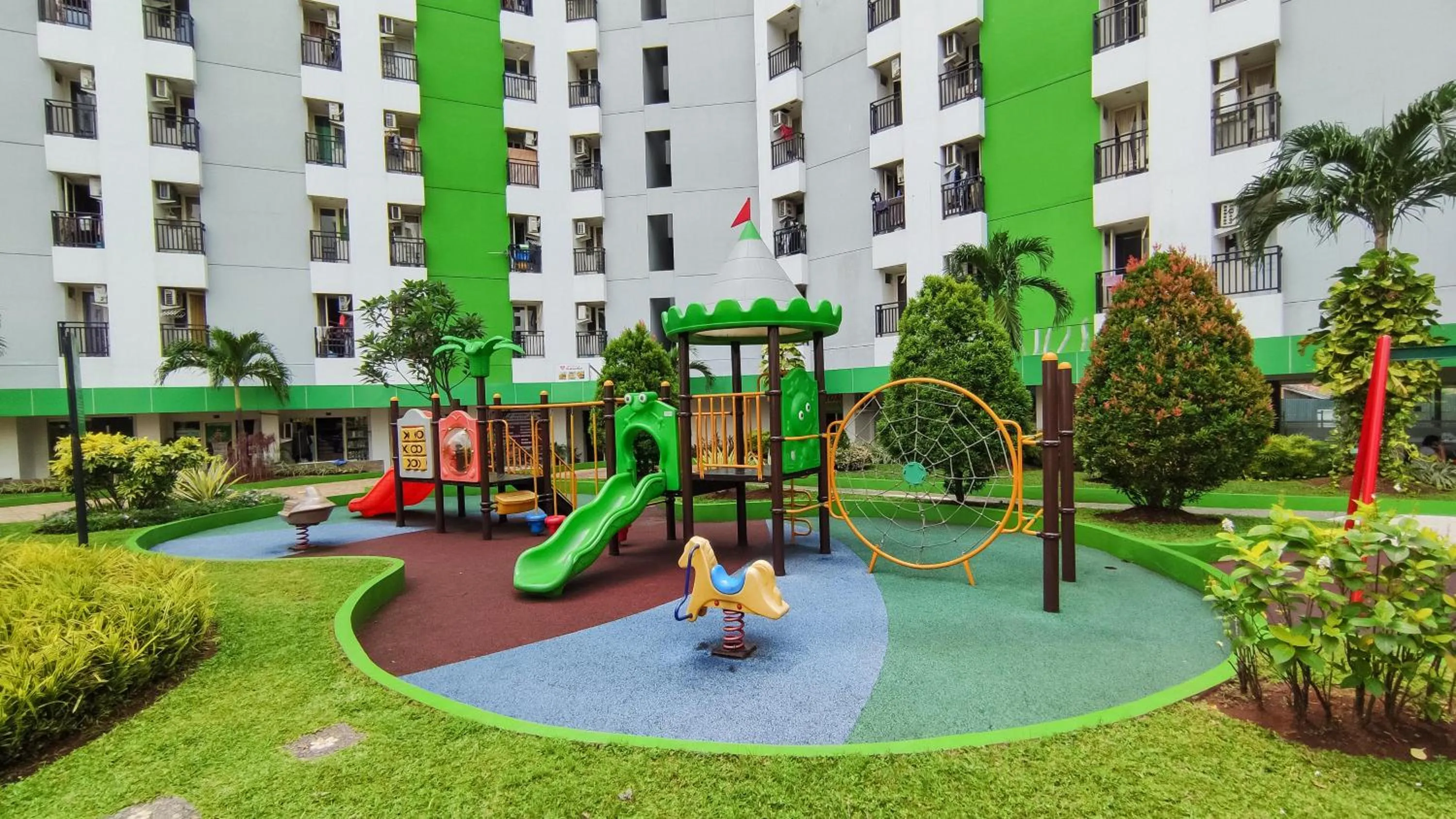 Children play ground in RedLiving Apartemen Green Lake View Ciputat - Farida Property 1 Tower E