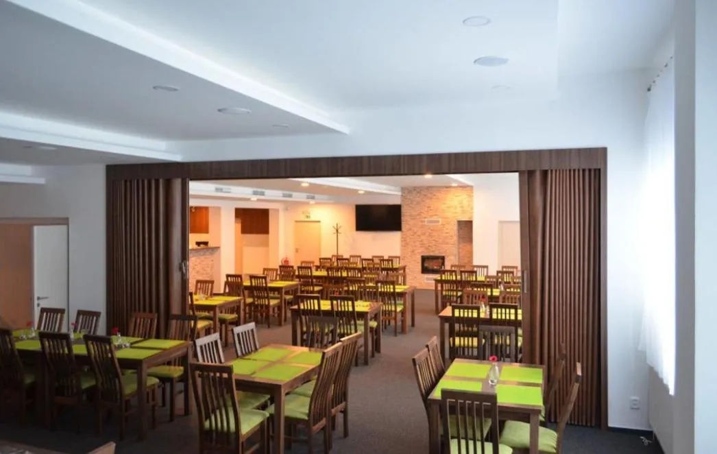 Restaurant/places to eat in Hotel ČESKÁ FARMA