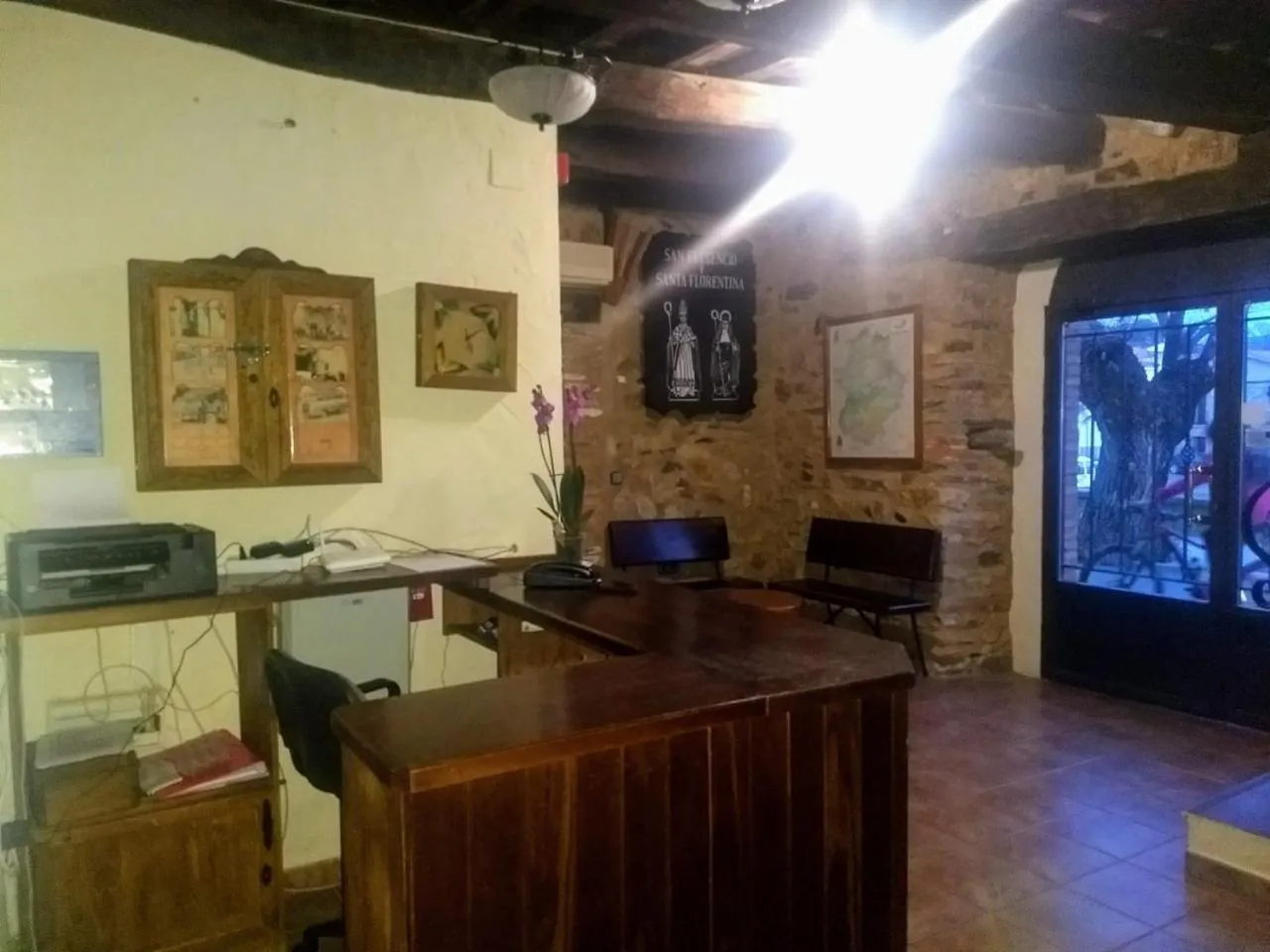 Communal lounge/ TV room in Hotel Villa de Berzocana