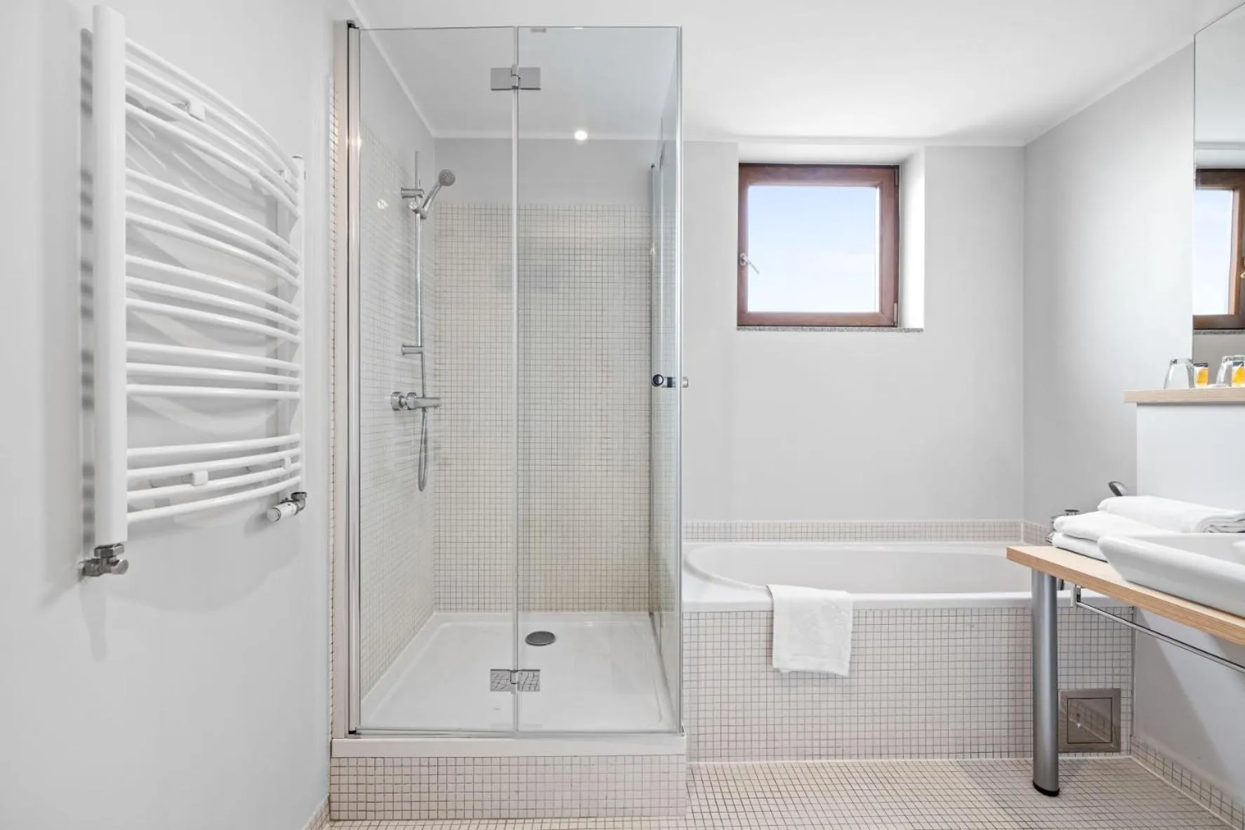 Shower in Maloves Resort & Spa, pokoje w bocznych budynkach