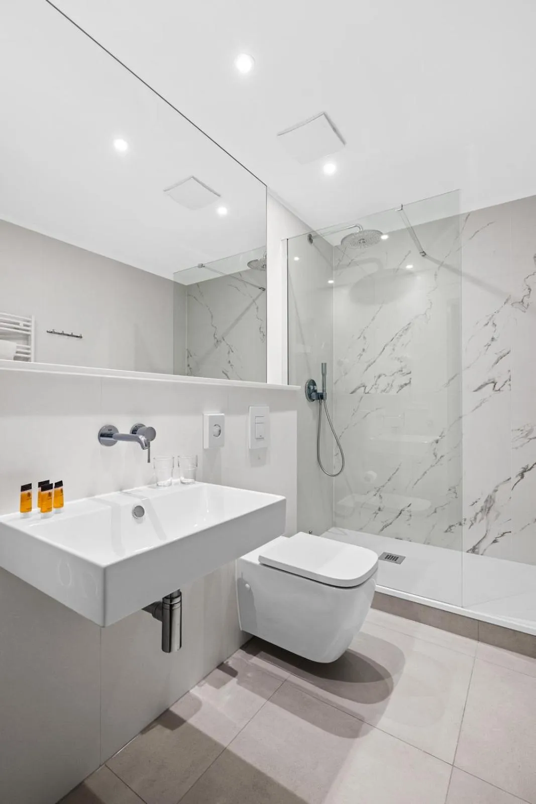 Shower in Maloves Resort & Spa, pokoje w bocznych budynkach