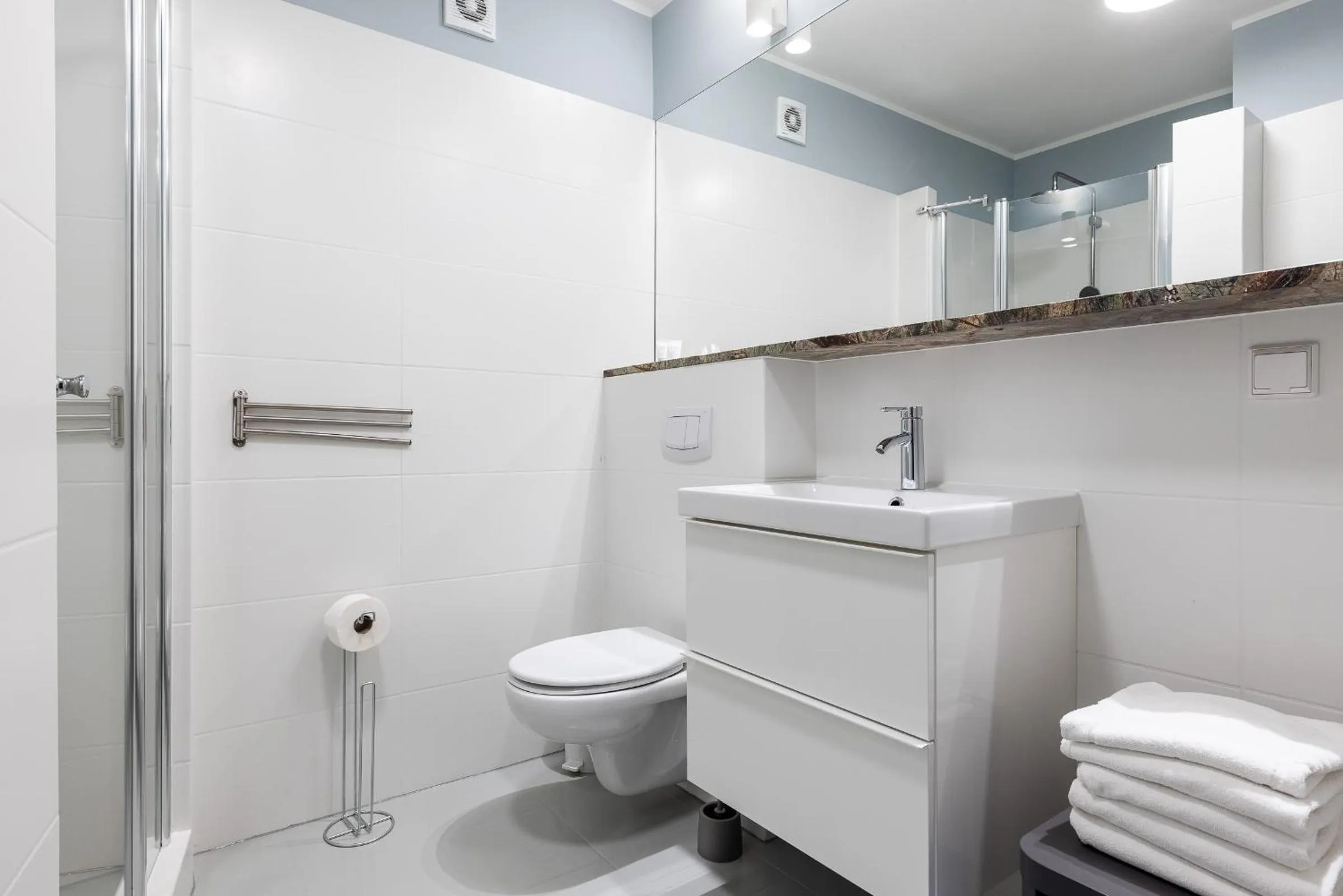 Shower in Maloves Resort & Spa, pokoje w bocznych budynkach