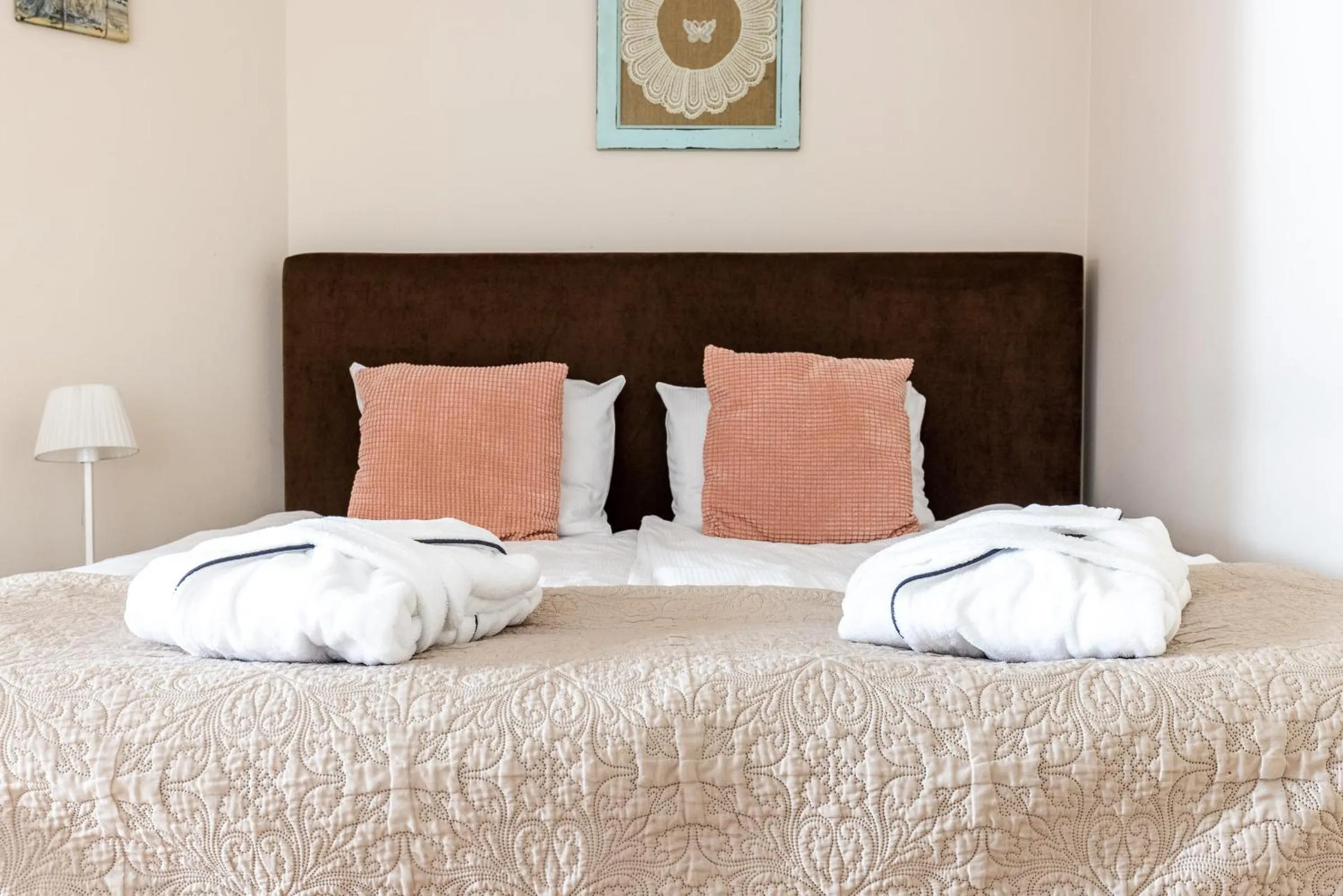 Bed in Maloves Resort & Spa, pokoje w bocznych budynkach