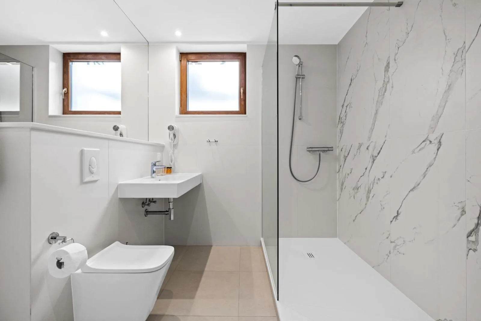 Shower in Maloves Resort & Spa, pokoje w bocznych budynkach