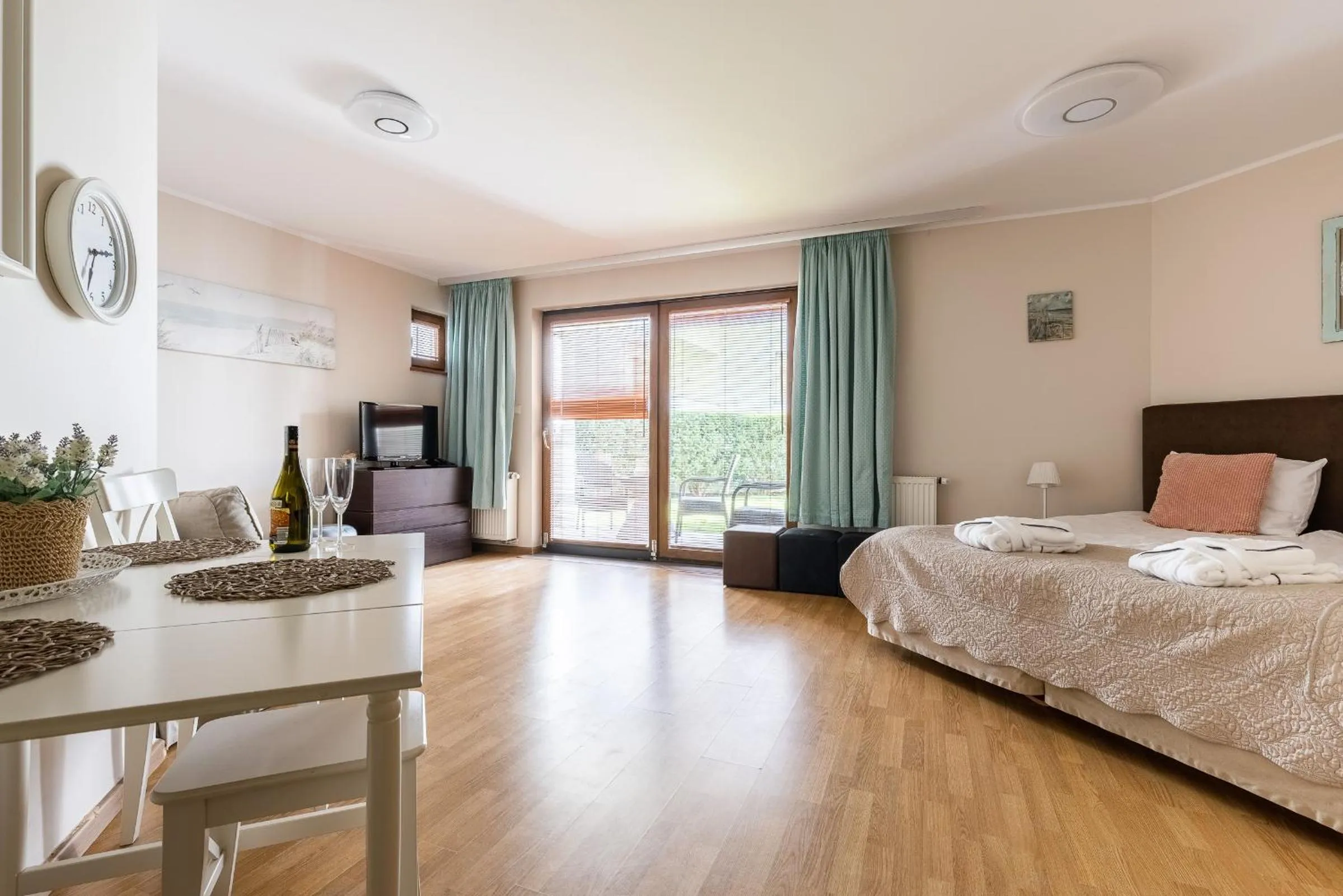 Bed in Maloves Resort & Spa, pokoje w bocznych budynkach