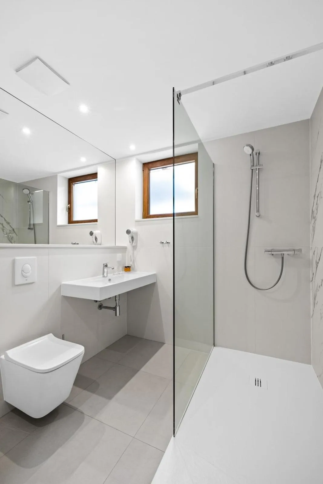 Shower in Maloves Resort & Spa, pokoje w bocznych budynkach