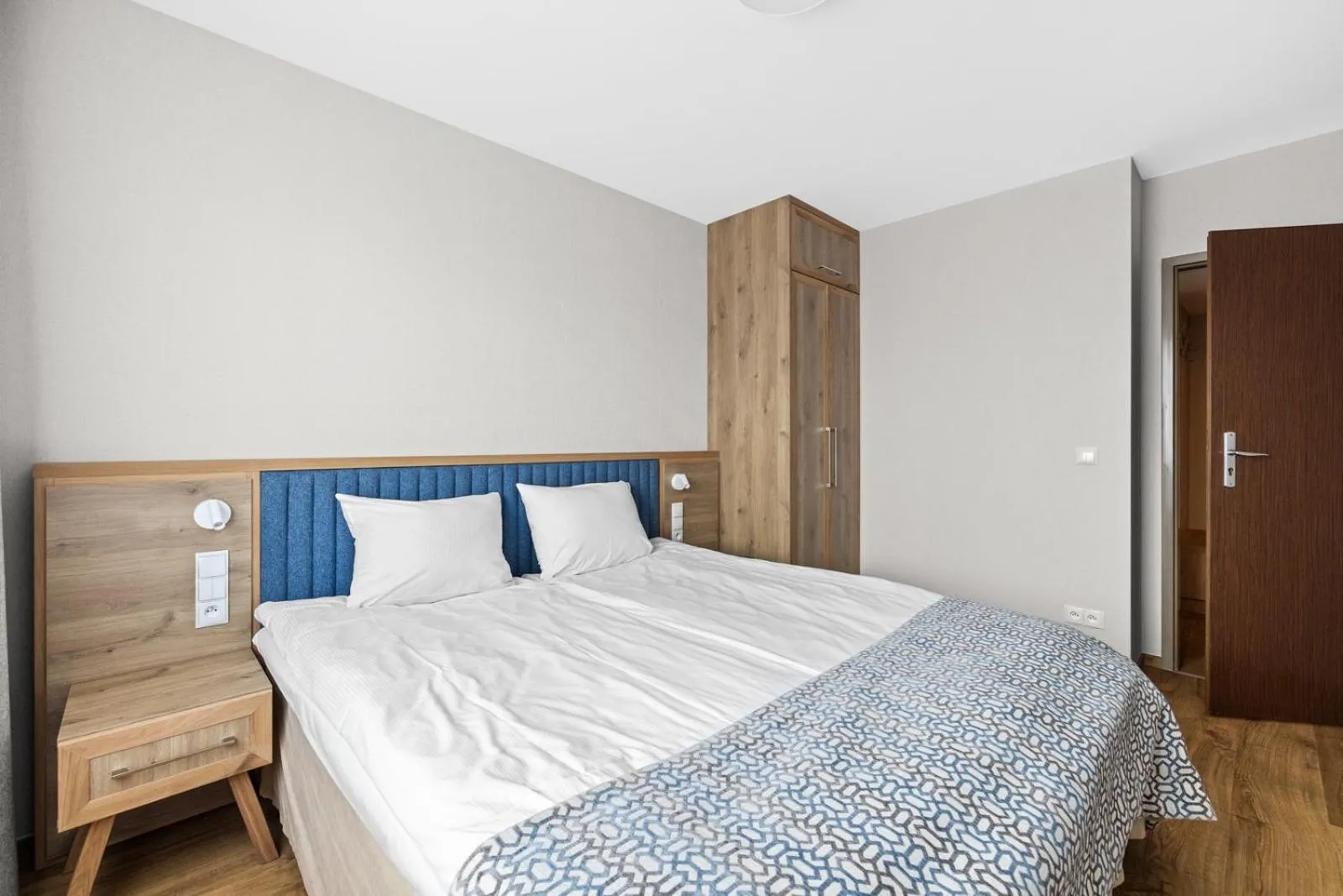 Bed in Maloves Resort & Spa, pokoje w bocznych budynkach