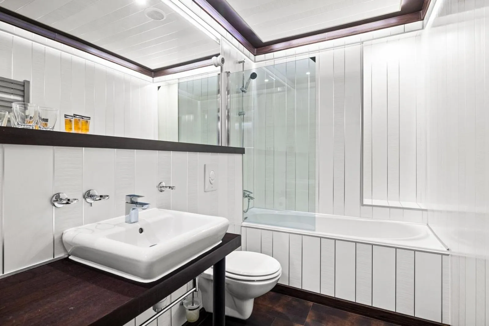 Bathroom in Maloves Resort & Spa, pokoje w bocznych budynkach