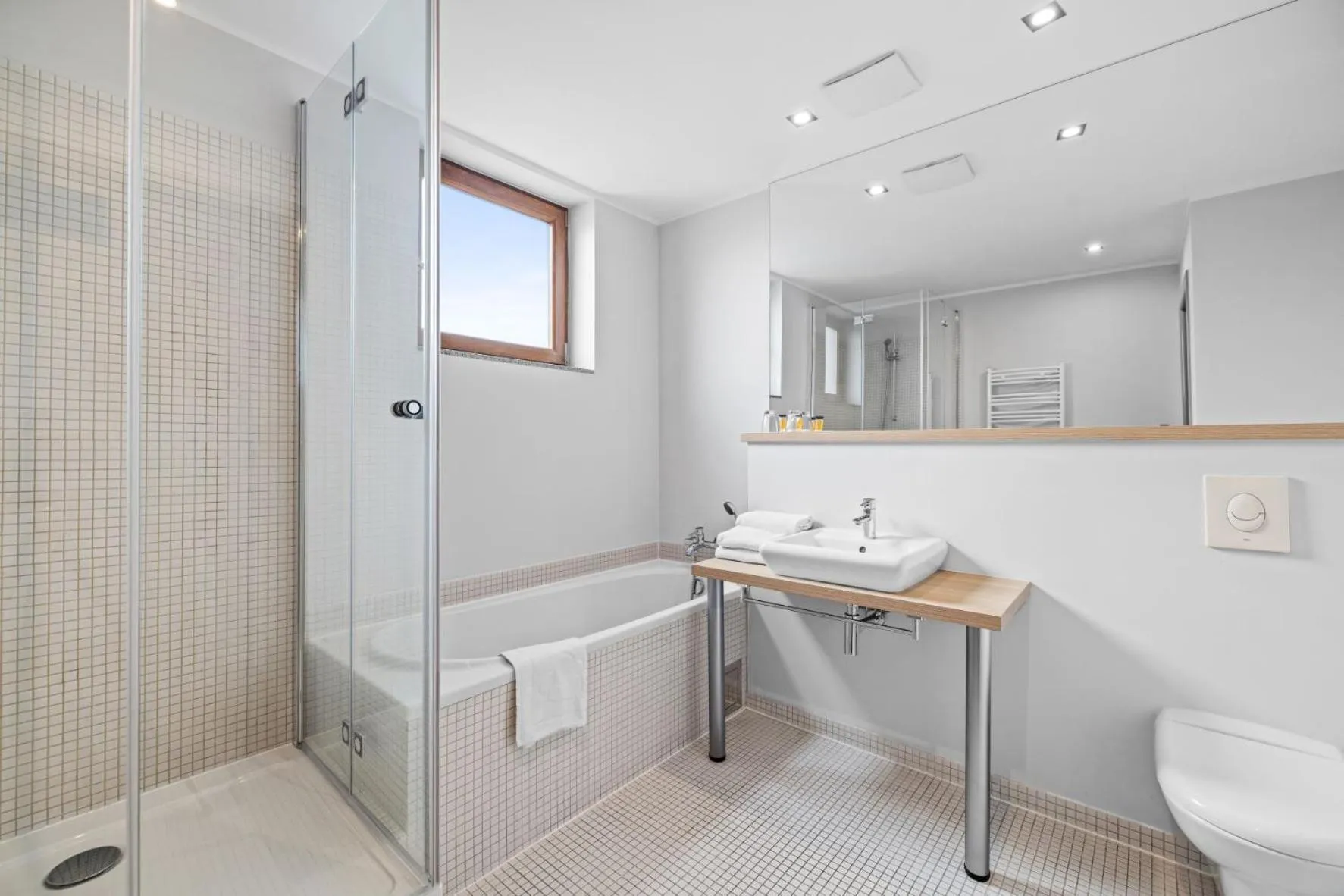 Shower in Maloves Resort & Spa, pokoje w bocznych budynkach