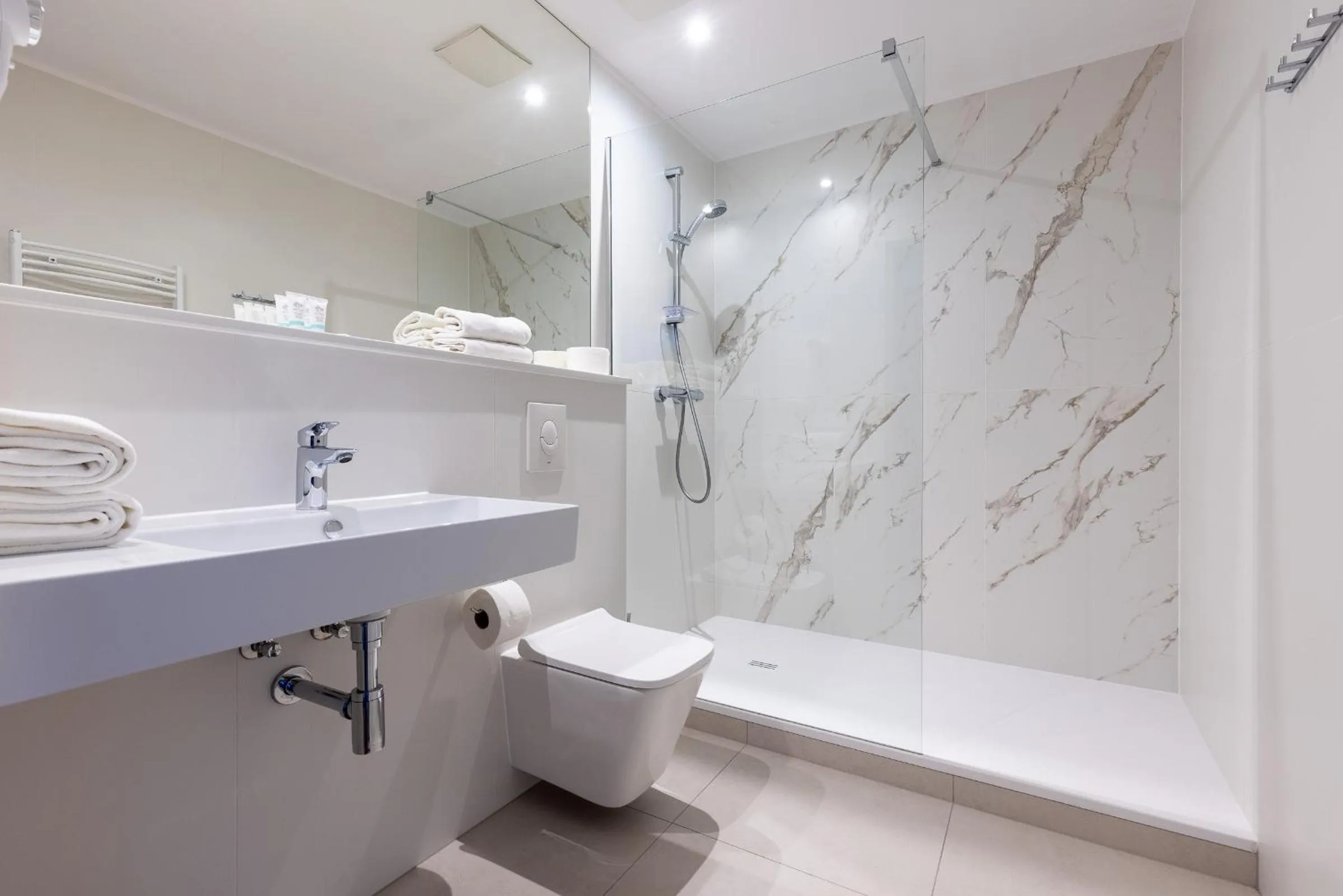 Shower in Maloves Resort & Spa, pokoje w bocznych budynkach