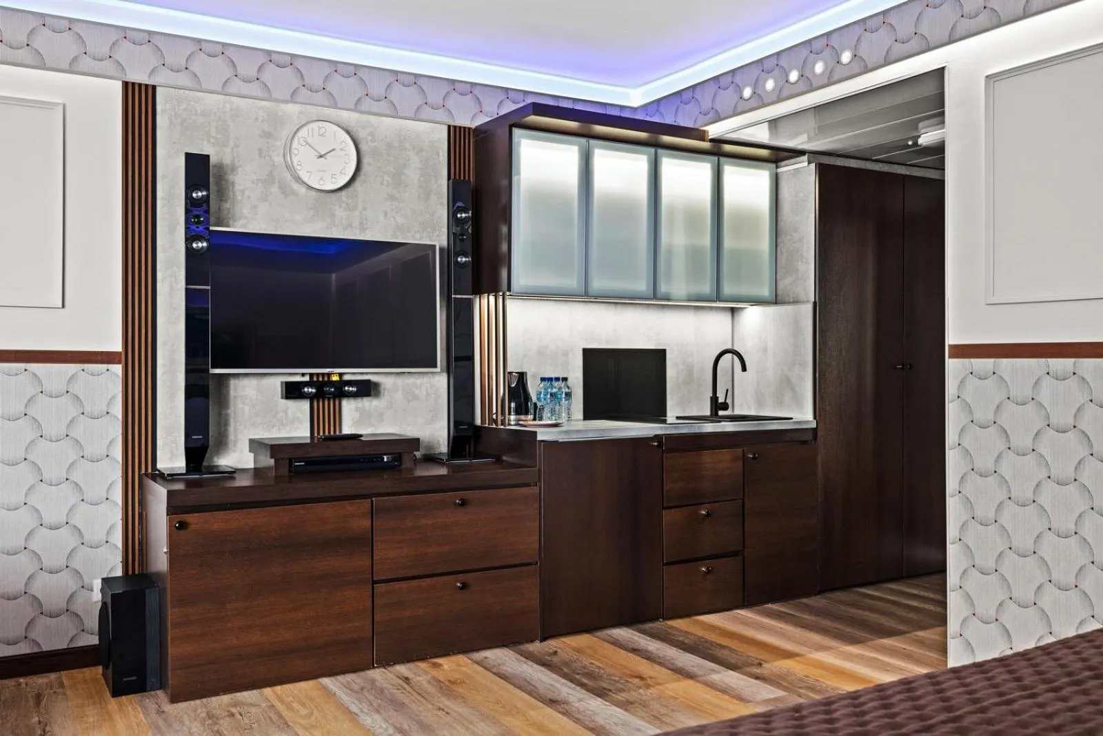 TV and multimedia in Maloves Resort & Spa, pokoje w bocznych budynkach